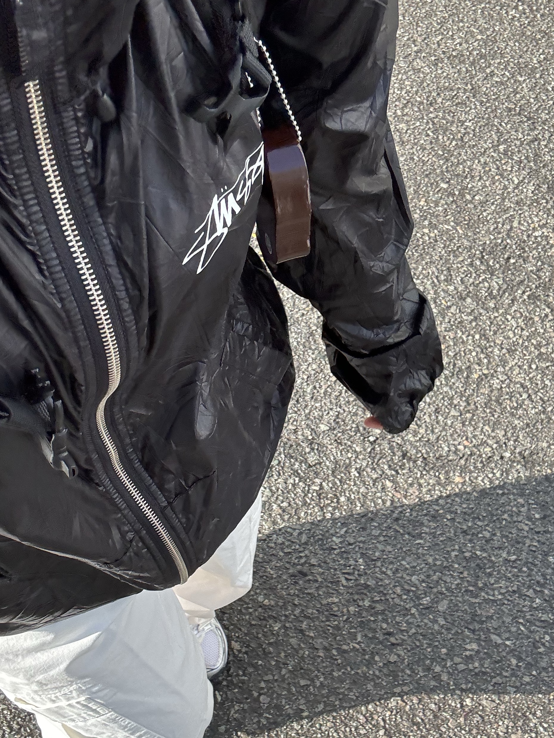 BAPE Ape Head Keychain (Vinyl Acetate), Stussy Beach Shell Wrinkled Nylon Jacket Black 착용 스타일 - 2