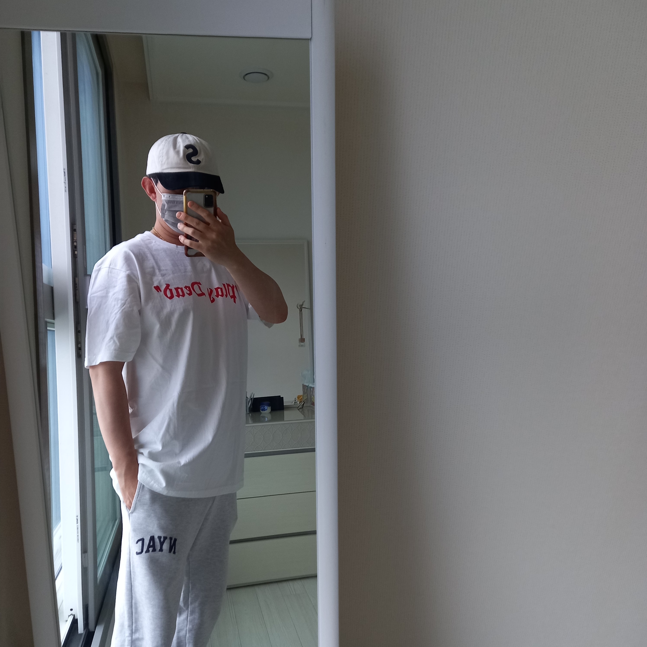 Supreme Play Dead T-Shirt White - 22FW, Supreme 2-Tone S Logo 6-Panel Stone - 24SS 착용 스타일 - 1