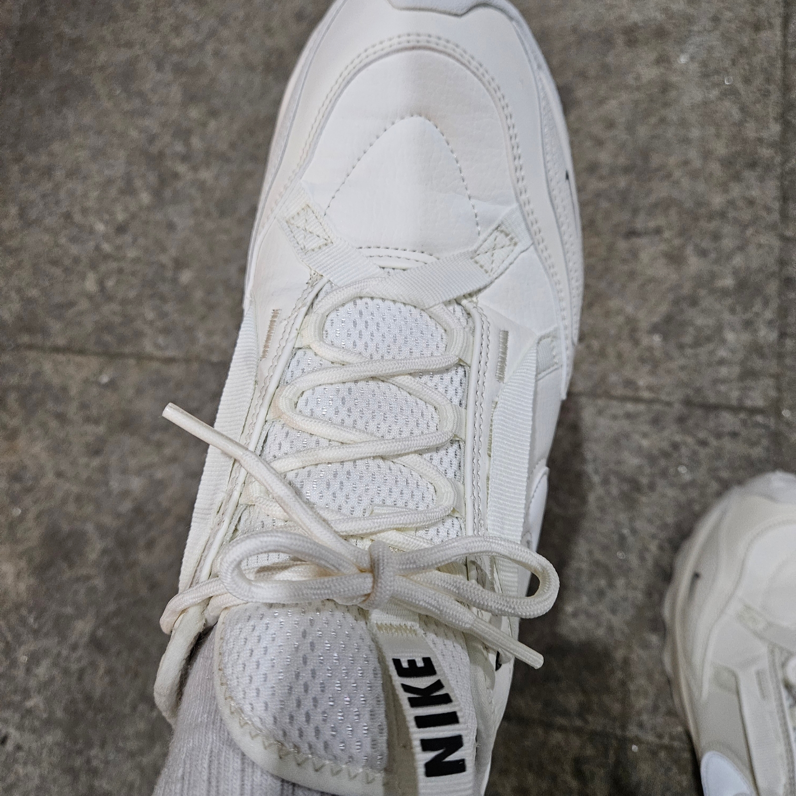 (W) Nike TC 7900 Summit White 착용 스타일 - 3