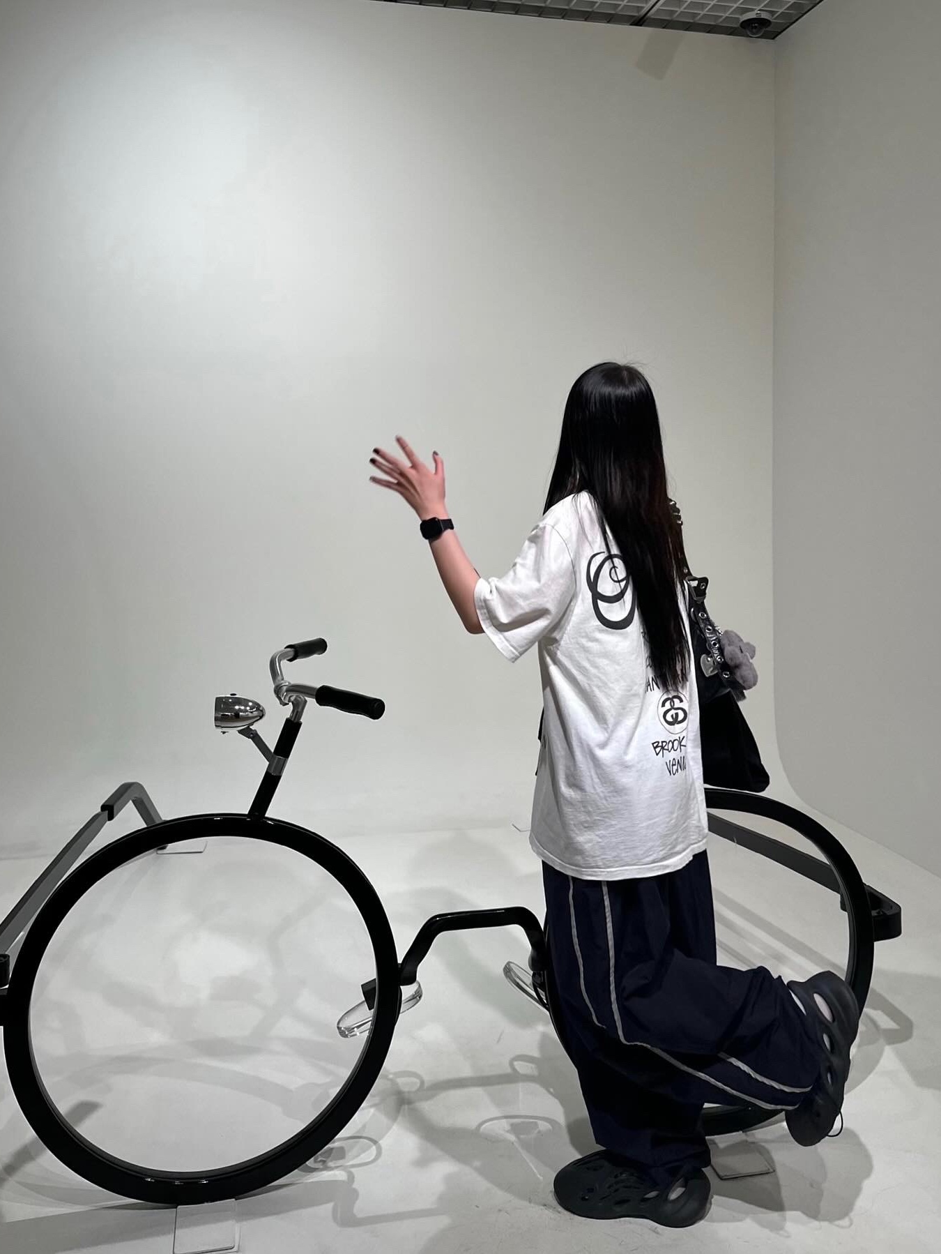 Adidas Yeezy Foam RNNR Onyx, Stussy World Tour T-Shirt White 2024,2025 착용 스타일 - 3