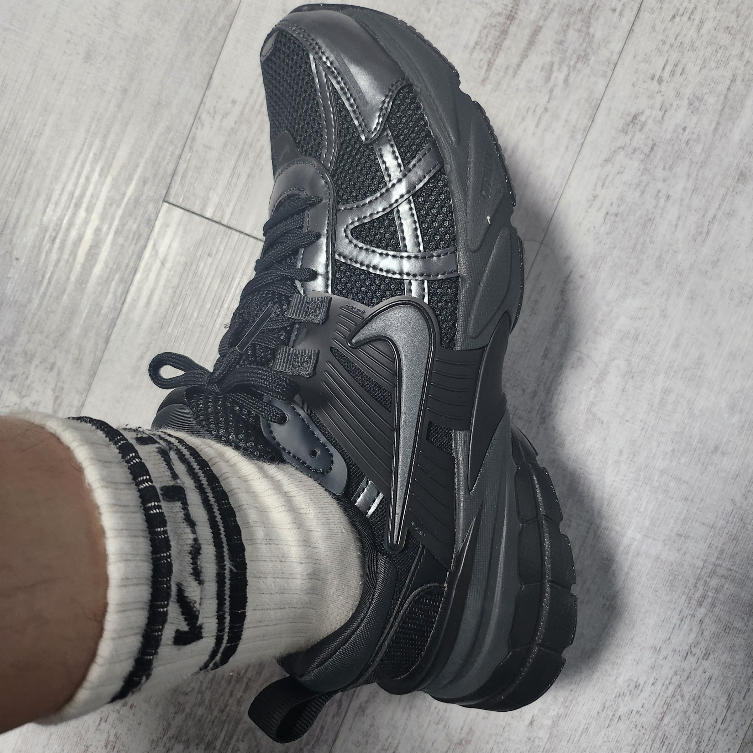 Nike V2K Run Black Anthracite 착용 스타일 - 1