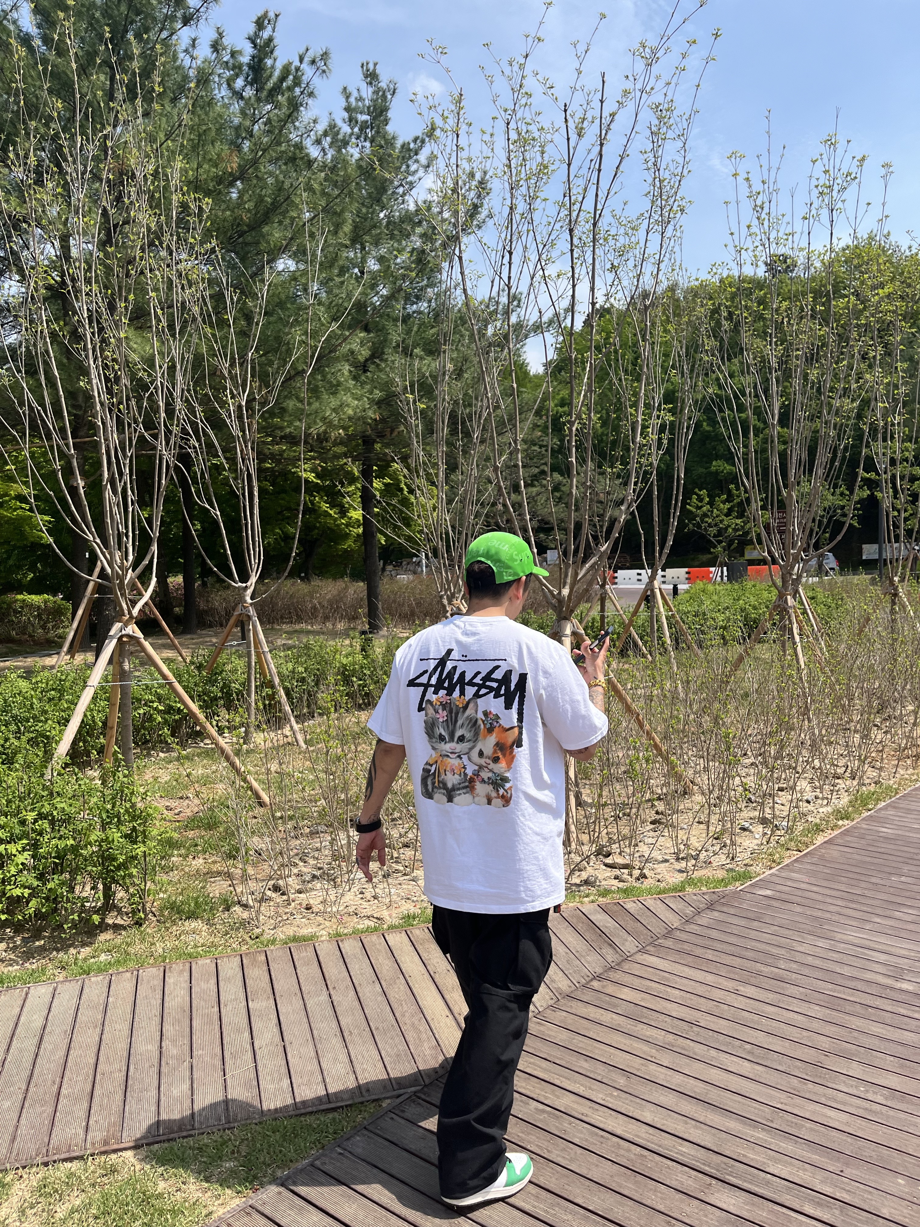 Stussy Kittens T-Shirt White, (W) Jordan 1 Retro High OG Lucky Green 착용 스타일