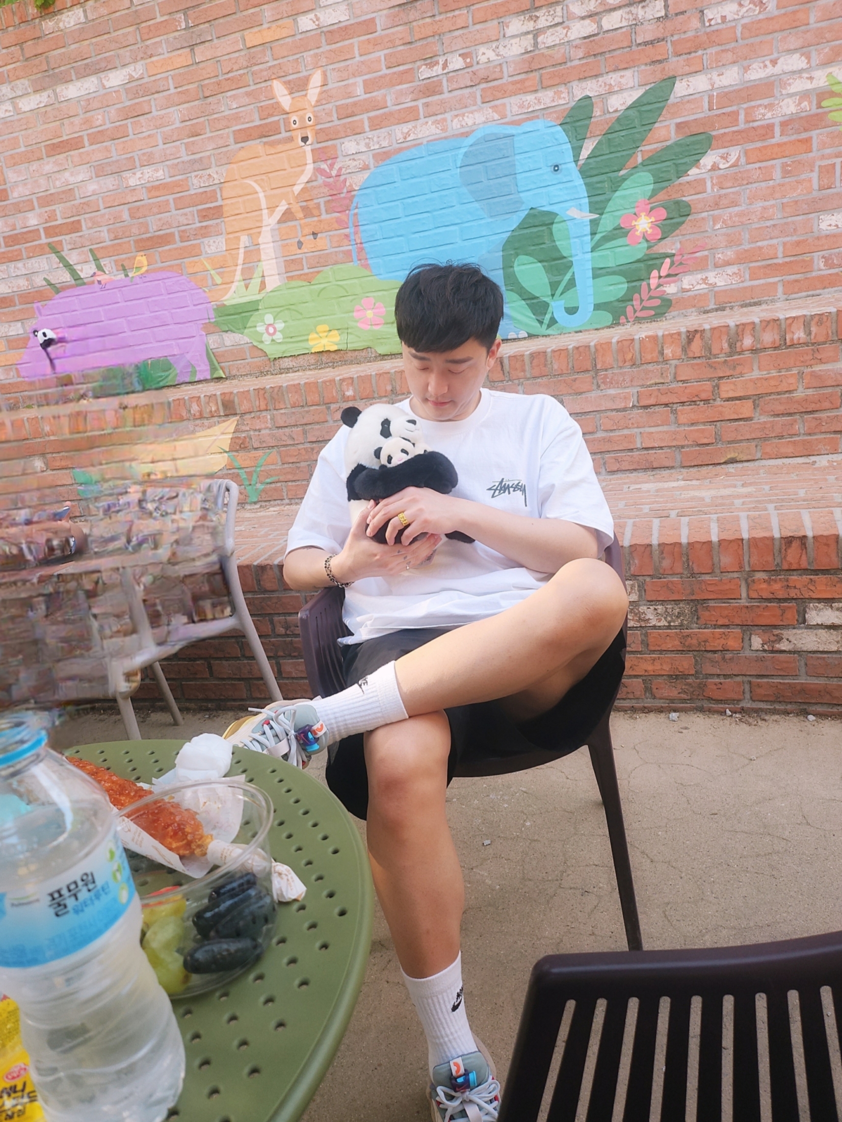 Nike x Travis Scott Air Max 270 React Cactus Trails, Stussy Fuzzy Dice T-Shirt White 착용 스타일 - 1