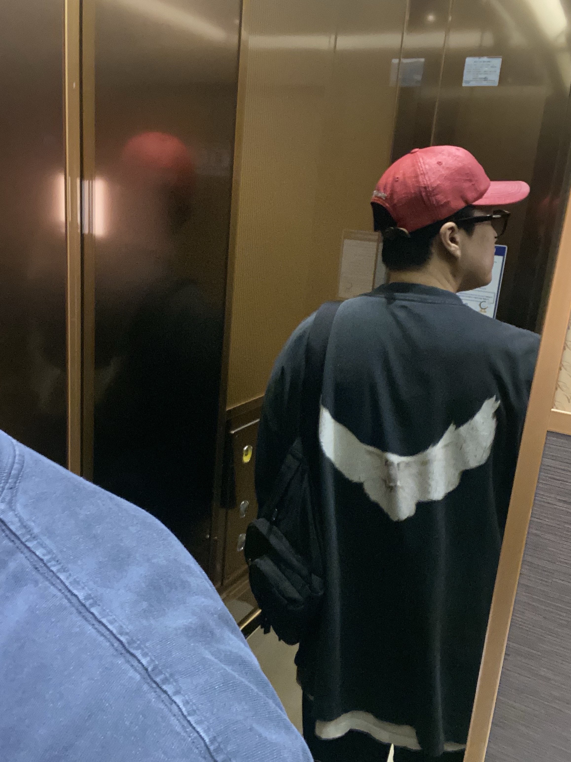 Yeezy Gap Engineered By Balenciaga Dove 3/4 Sleeve T-Shirt Washed Black, Balenciaga 3XL Sneakers Light Beige 착용 스타일 - 2