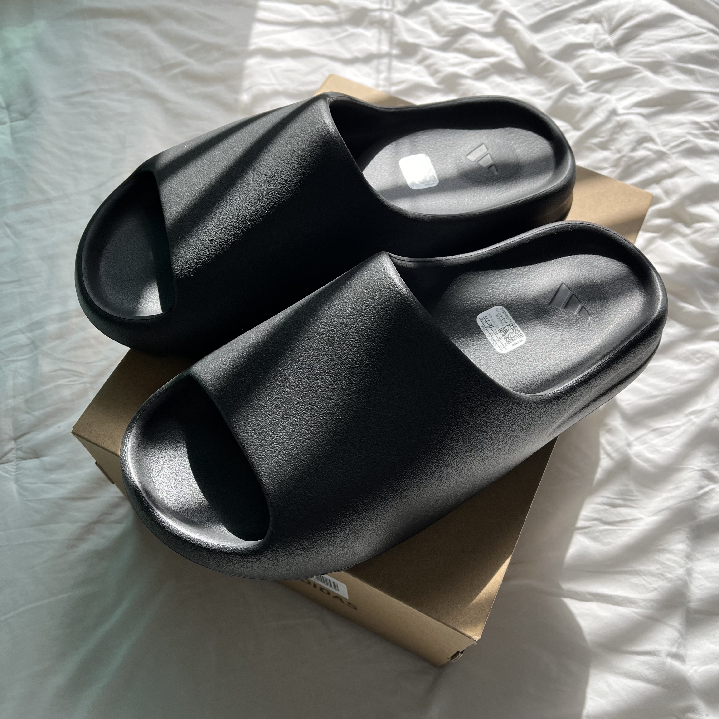 Adidas Yeezy Slide Onyx 착용 스타일