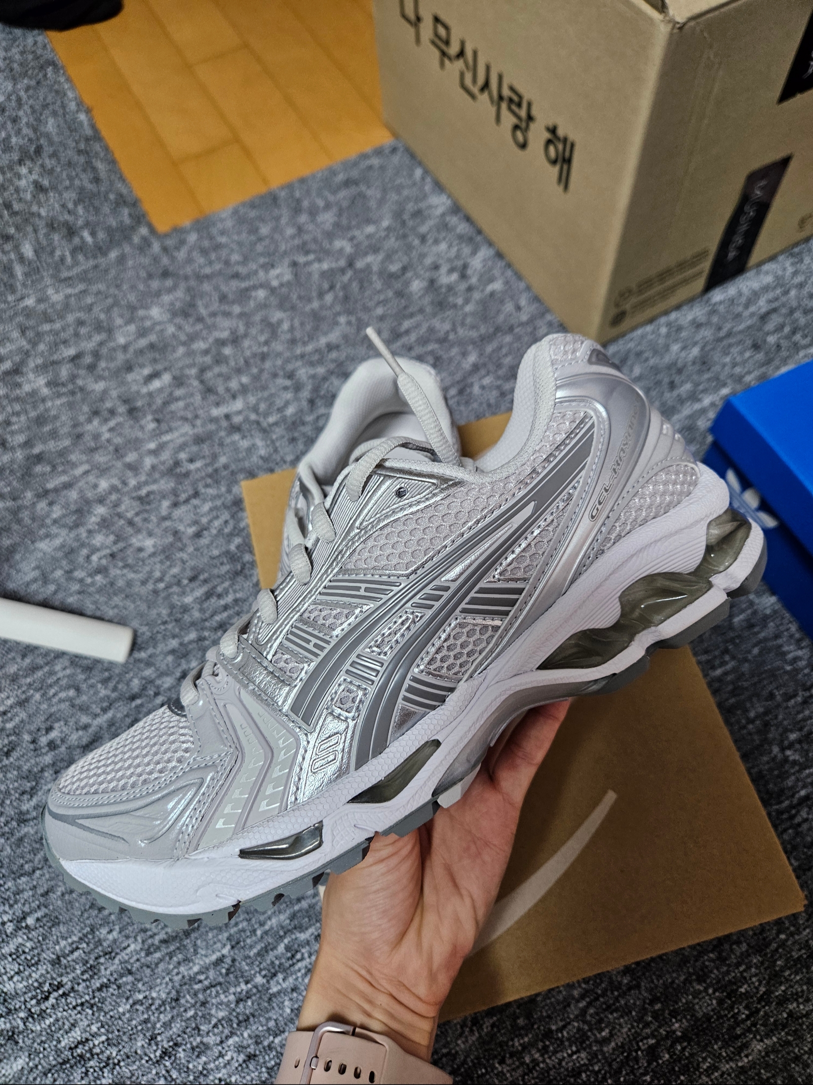 (W) Asics Gel-Kayano 14 Cloud Grey Clay Grey, (W) Jordan 4 Retro Vivid Sulfur 착용 스타일 - 4