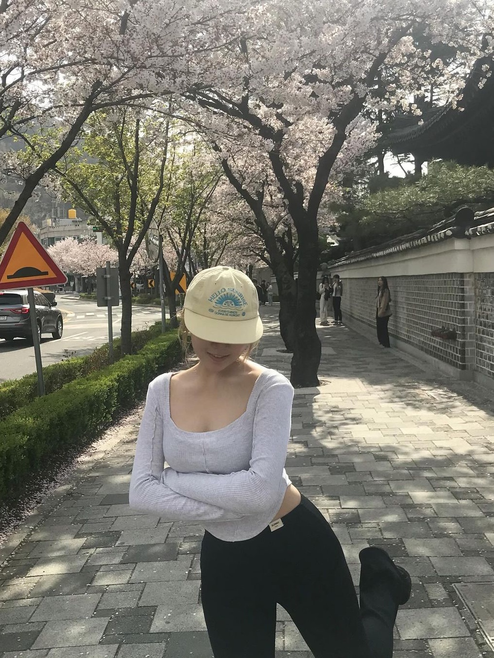 Hello Sunrise Washed HS Arch Logo 6Panel Cap Butter Yellow 
(Sky Blue), Hello Sunrise Washed HS Arch Logo 6Panel Cap  Lavender Pink 
(Off white) 착용 스타일