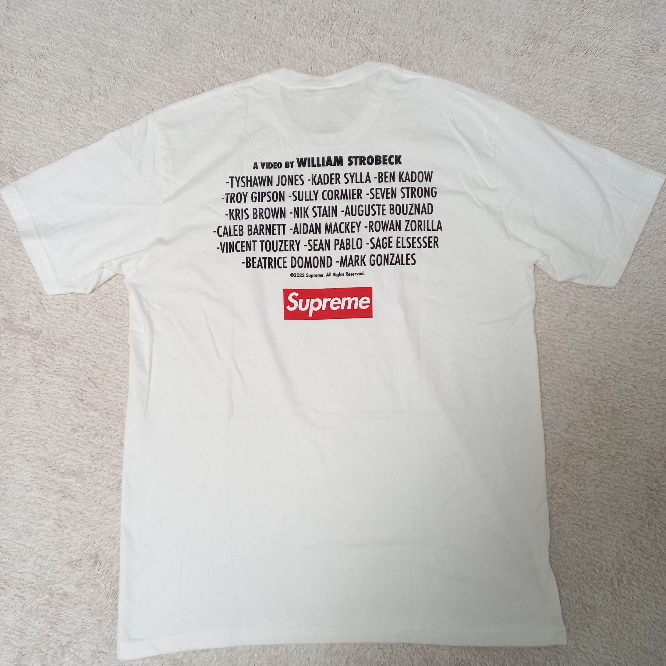 Supreme Play Dead T-Shirt White - 22FW, Supreme 2-Tone S Logo 6-Panel Stone - 24SS 착용 스타일 - 4