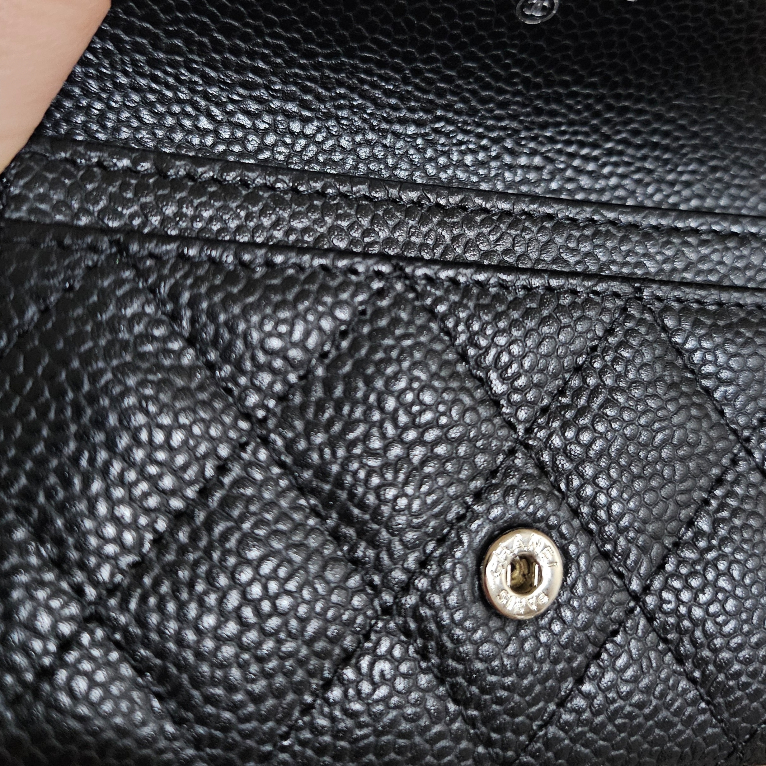 Chanel Classic Card Holder Grained Calfskin & Silver Black 착용 스타일 - 1