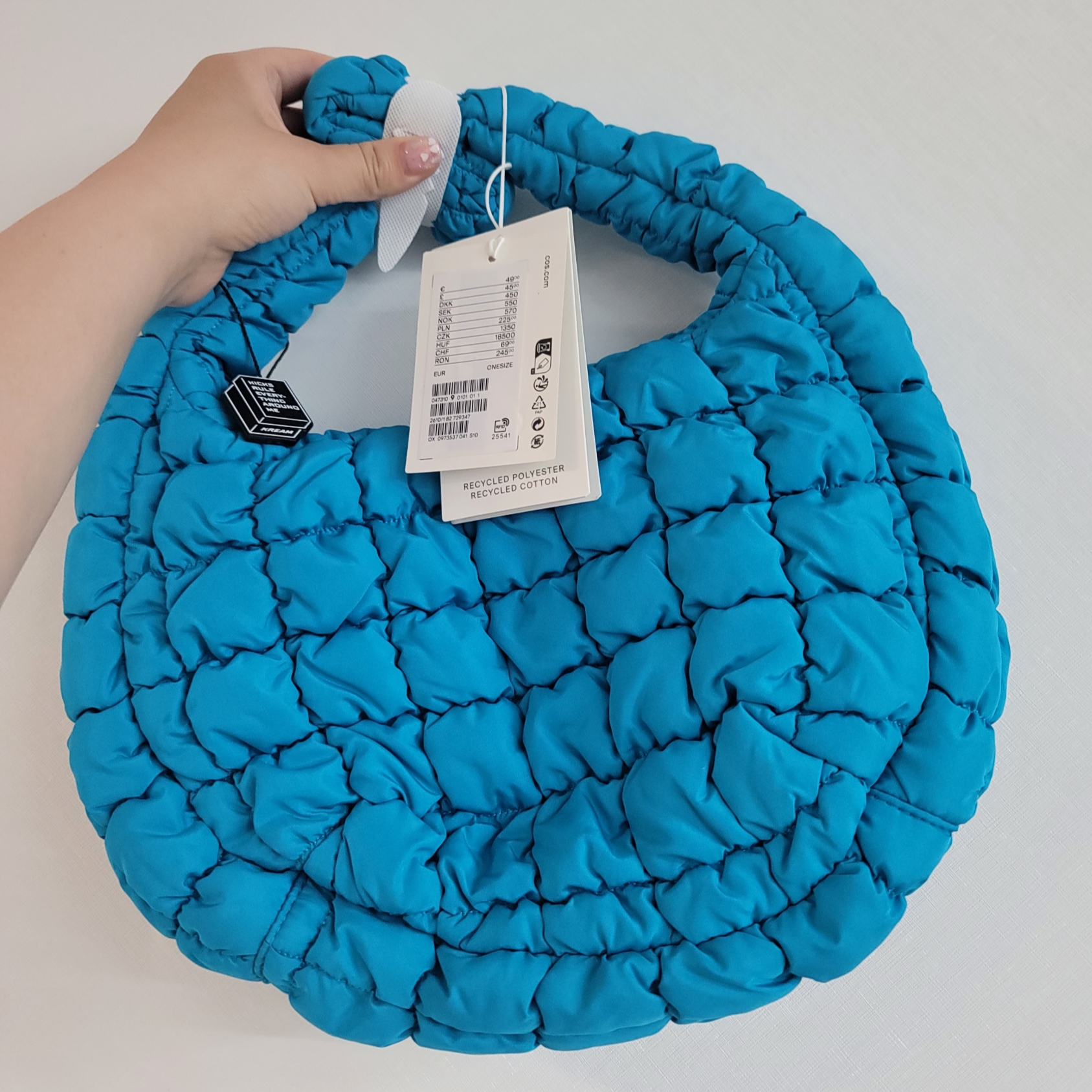 COS Quilted Mini Bag Bright Turquoise 착용 스타일