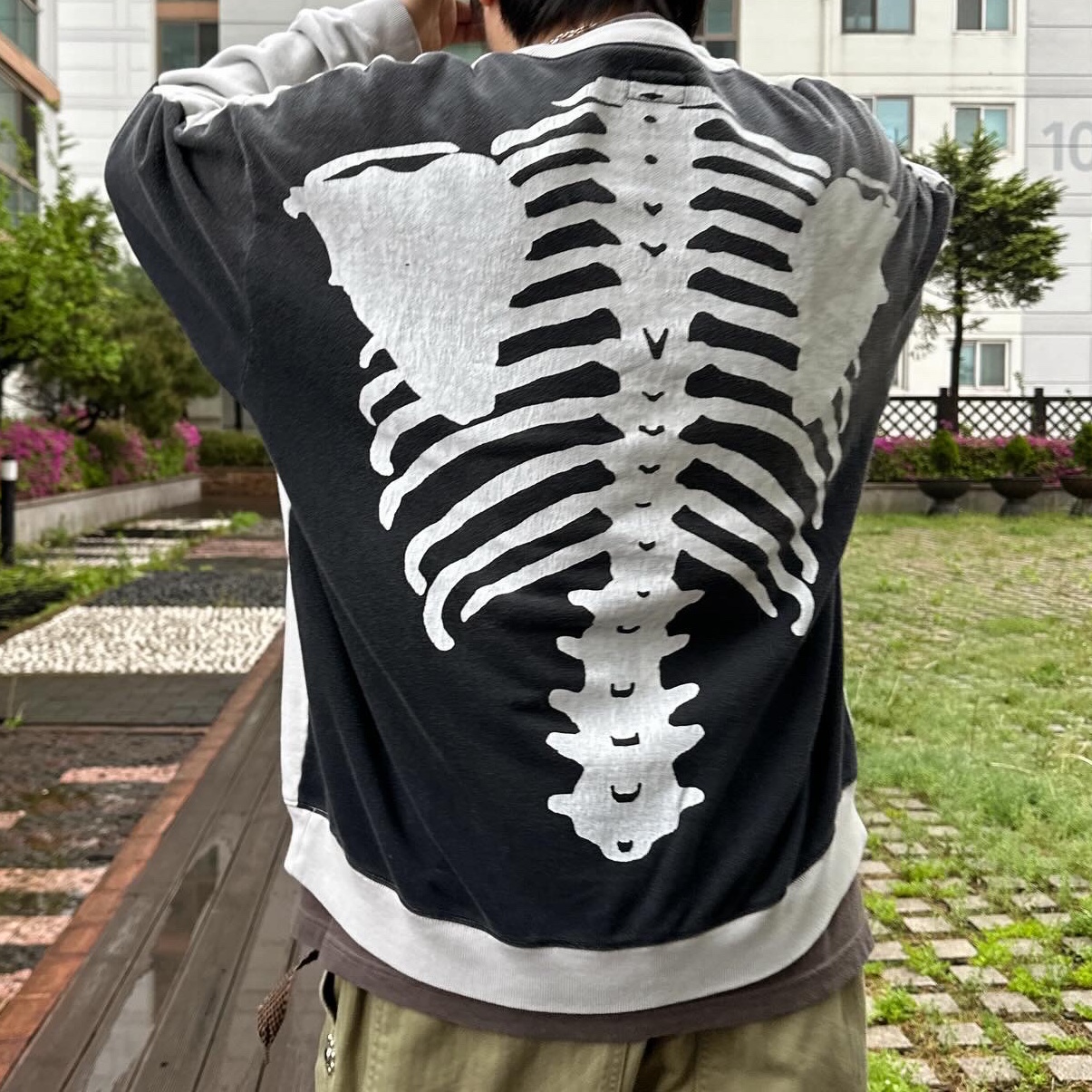 Kapital Sulfurized Herringbone Easy Baker Pants Studs Remake Khaki, Kapital 5G Cotton Knit Bone Crewneck Sweater Black 착용 스타일 - 2