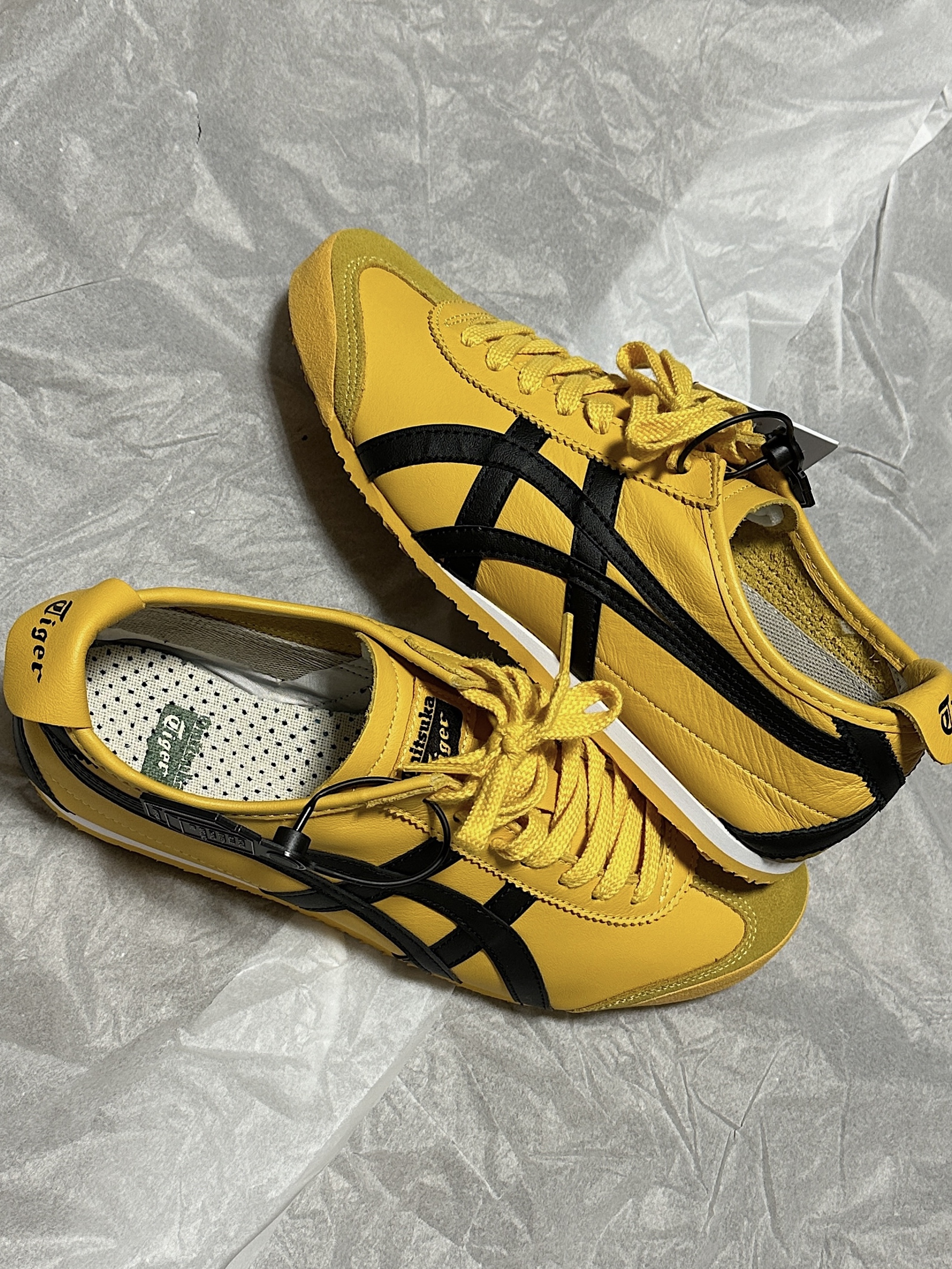 Onitsuka Tiger Mexico 66 Yellow Black 착용 스타일 - 2