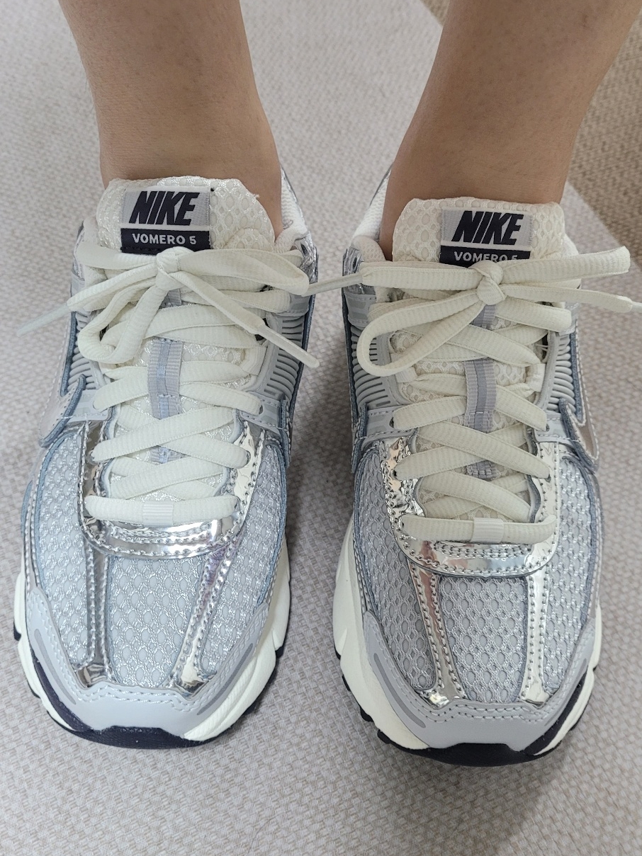 (W) Nike Zoom Vomero 5 Photon Dust and Metallic Silver 착용 스타일