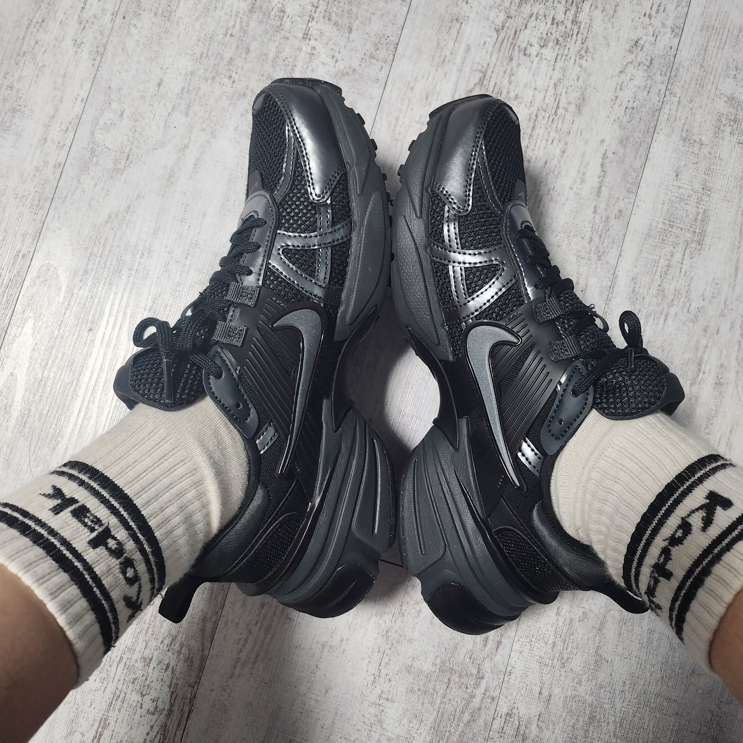 Nike V2K Run Black Anthracite 착용 스타일 - 2