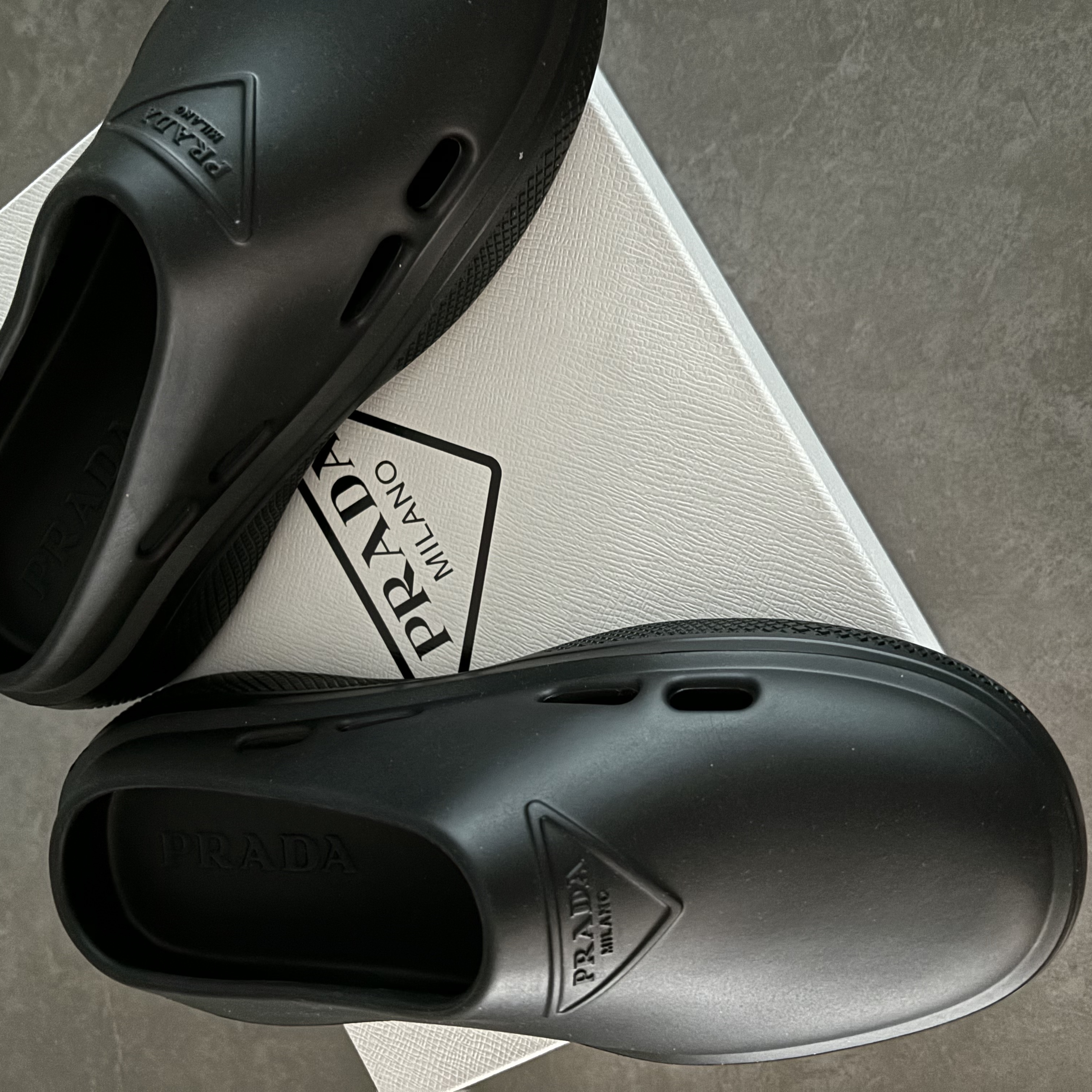 (W) Prada Mellow Rubber Mules Black 착용 스타일