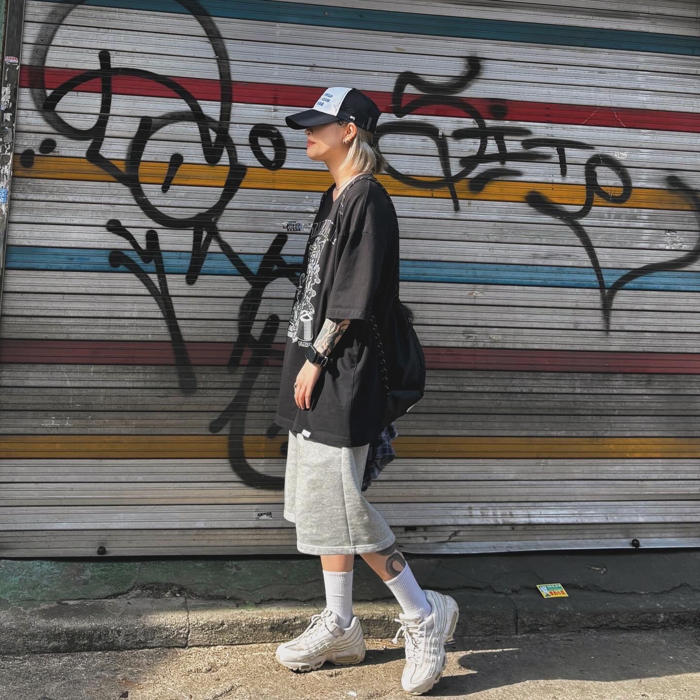 Nike Air Max 95 Essential Triple White, Nike Heritage Drawstring Bag 13L Black 착용 스타일 - 1