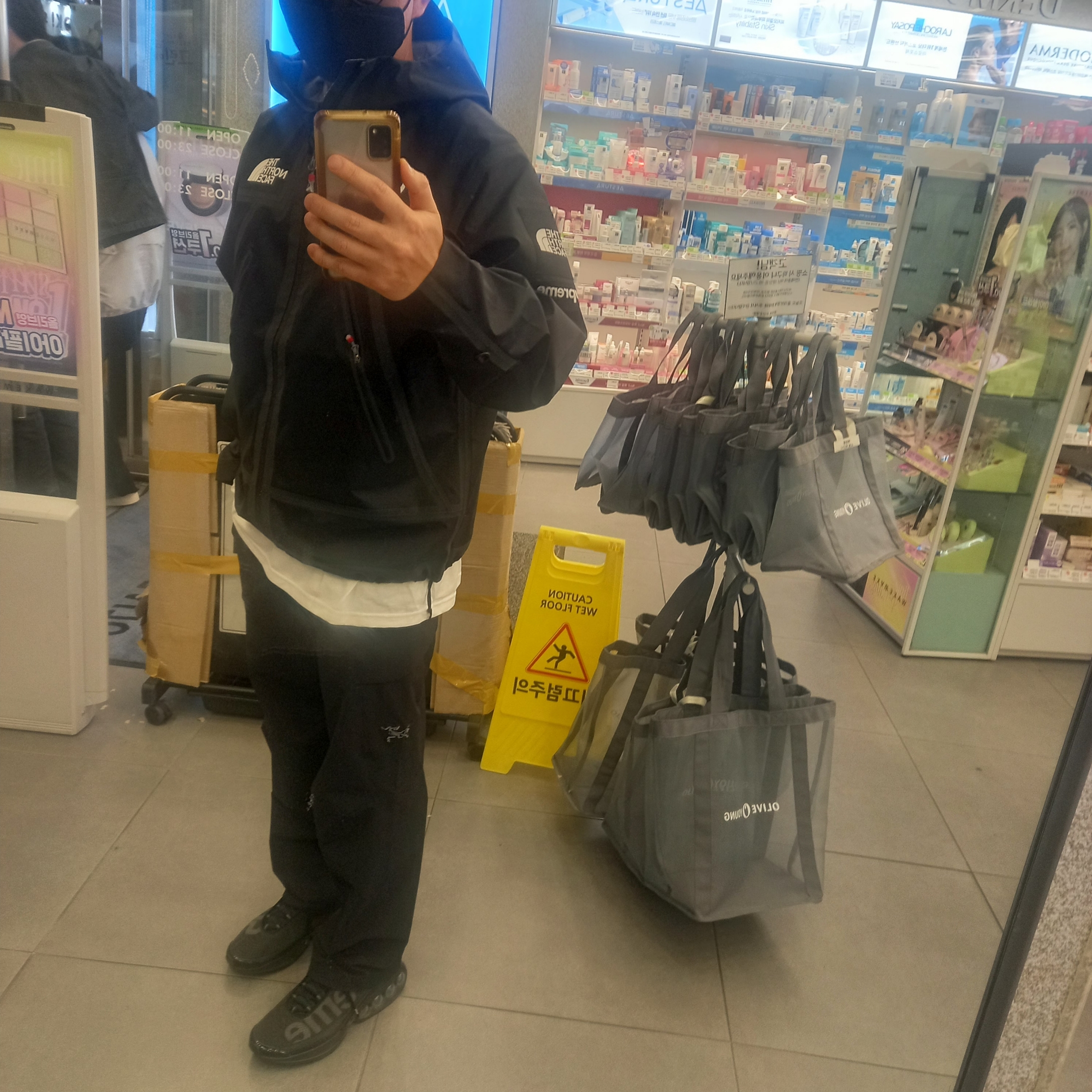Supreme x The North Face Split 6-Panel Black - 24SS, Supreme x The North Face Summit Series Outer Tape Seam Jacket Black - 21SS 착용 스타일 - 2