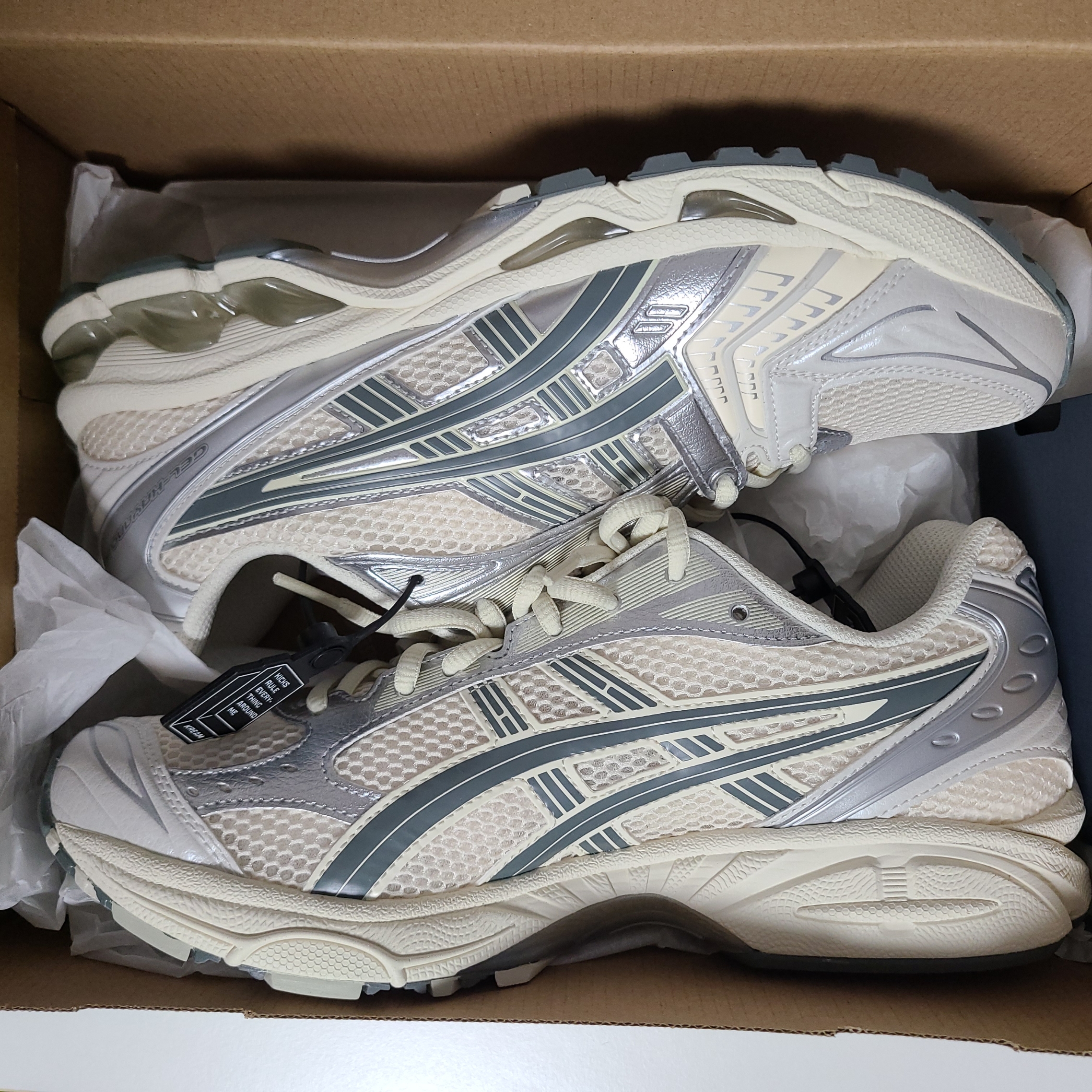 Asics Gel-Kayano 14 Birch Dark Pewter 착용 스타일