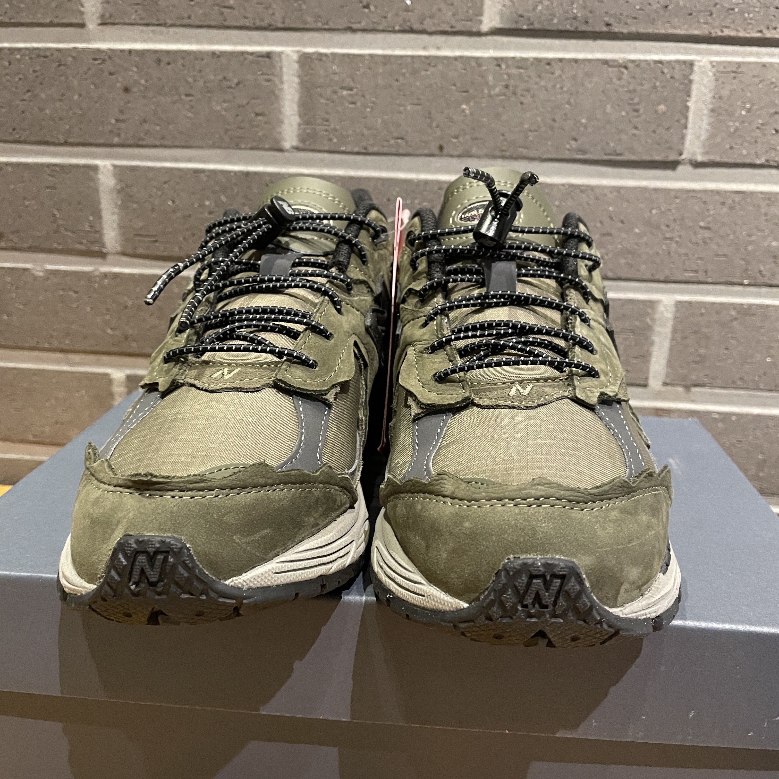 New Balance 2002R Protection Dark Moss 착용 스타일 - 2