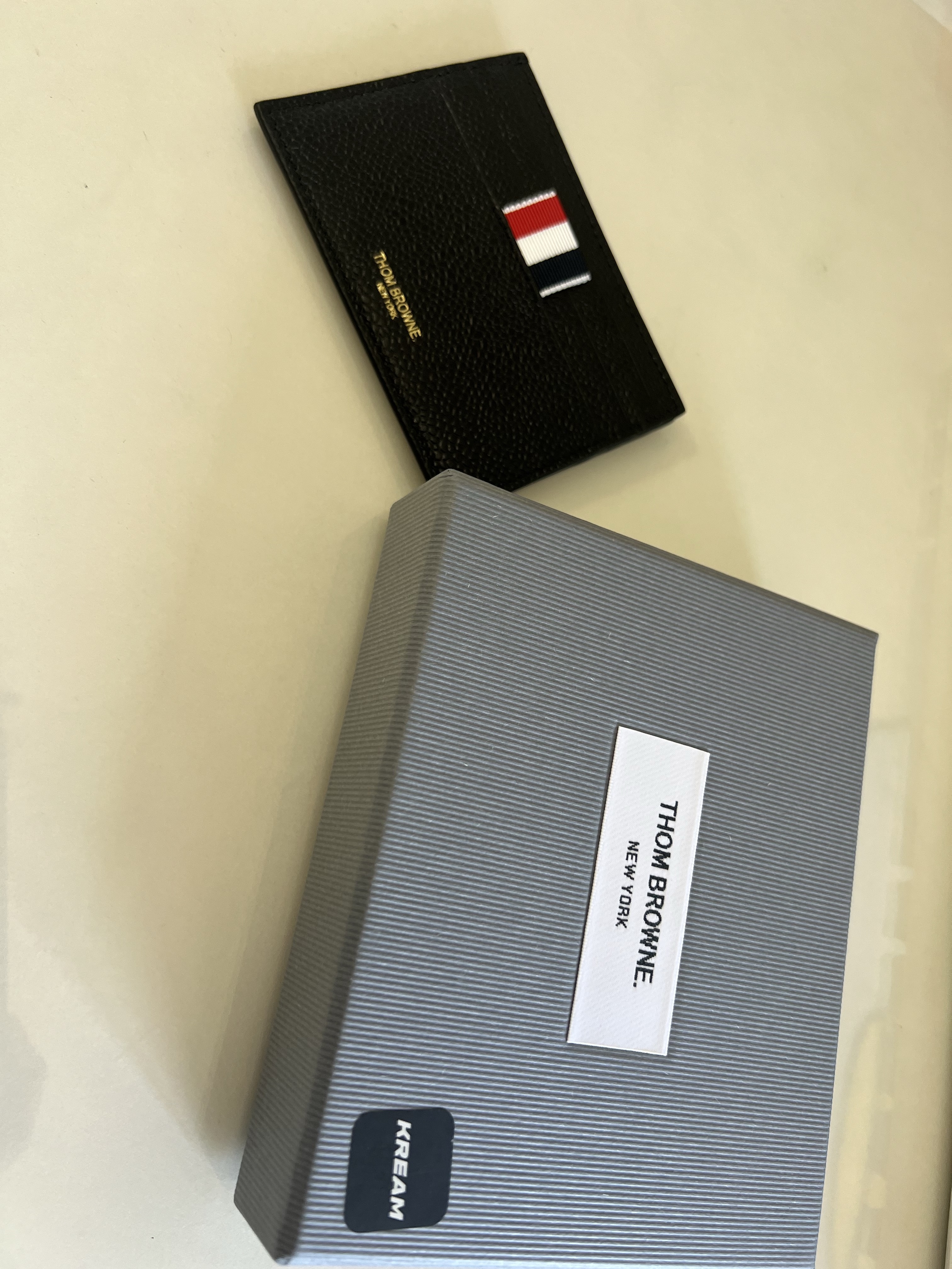 Thom Browne Pebble Grain Leather Stripe Note Compartment Card Holder Black 착용 스타일 - 2