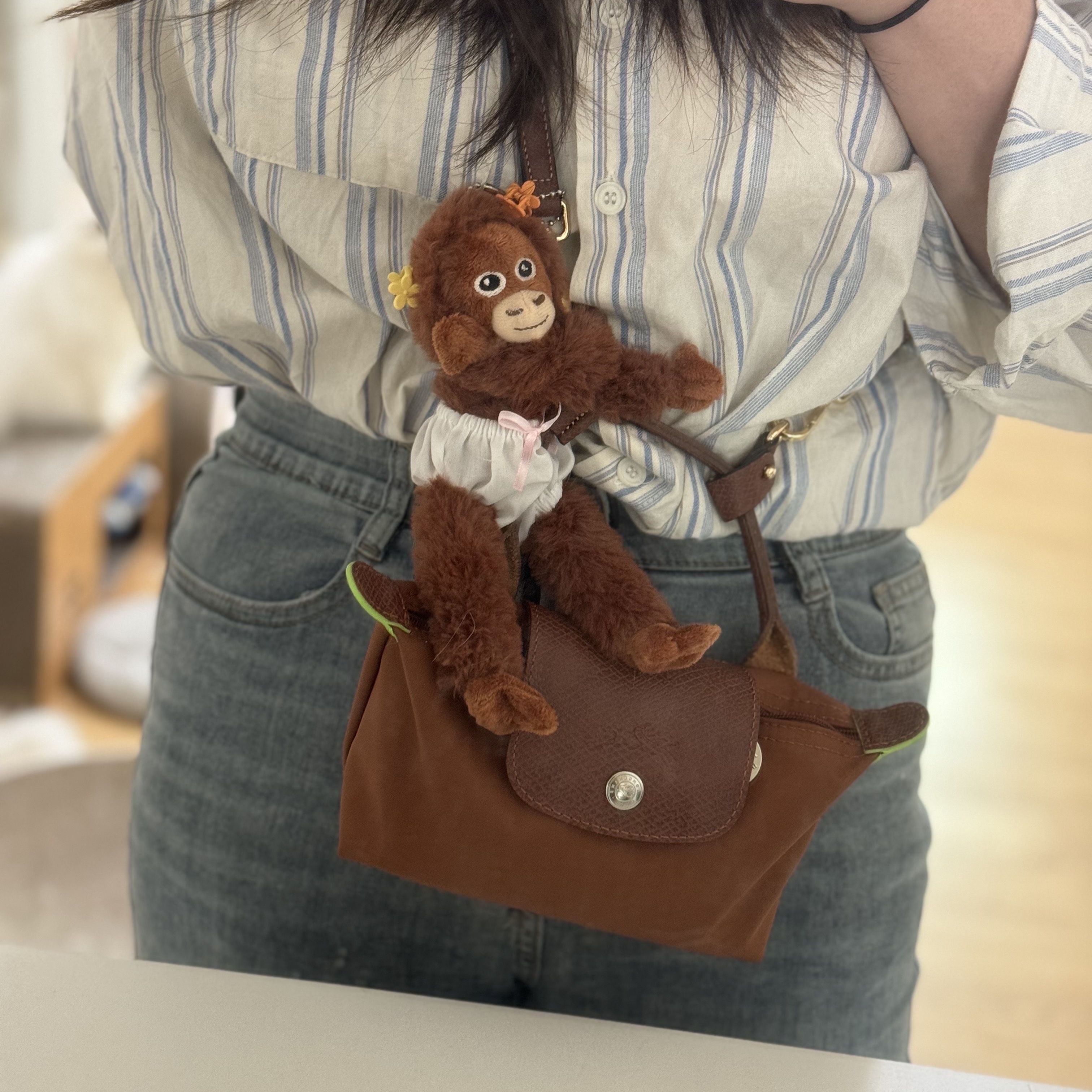 Longchamp Le Pliage Green Handle Pouch Brown Cognac 착용 스타일