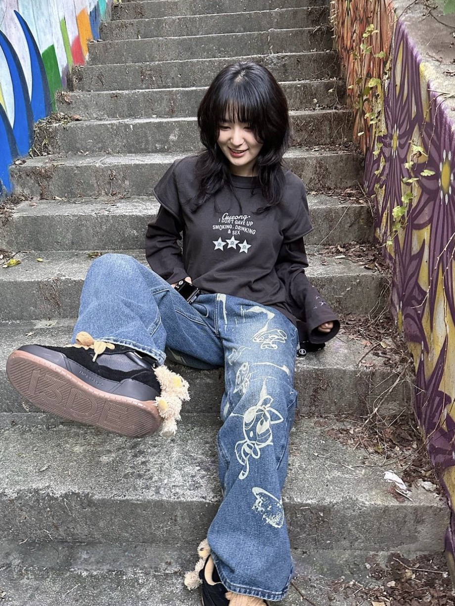 Gyeong Double Layerd Long Sleeve Tee Charcoal, Gyeong Double Layerd Long Sleeve Tee Red 착용 스타일