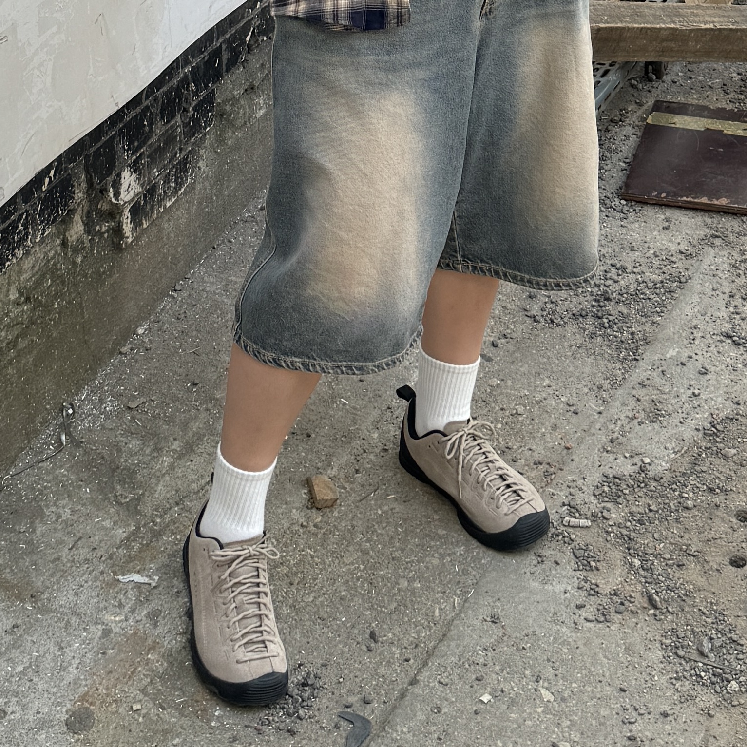 Keen Jasper Suede Sneakers Silver Mink 착용 스타일