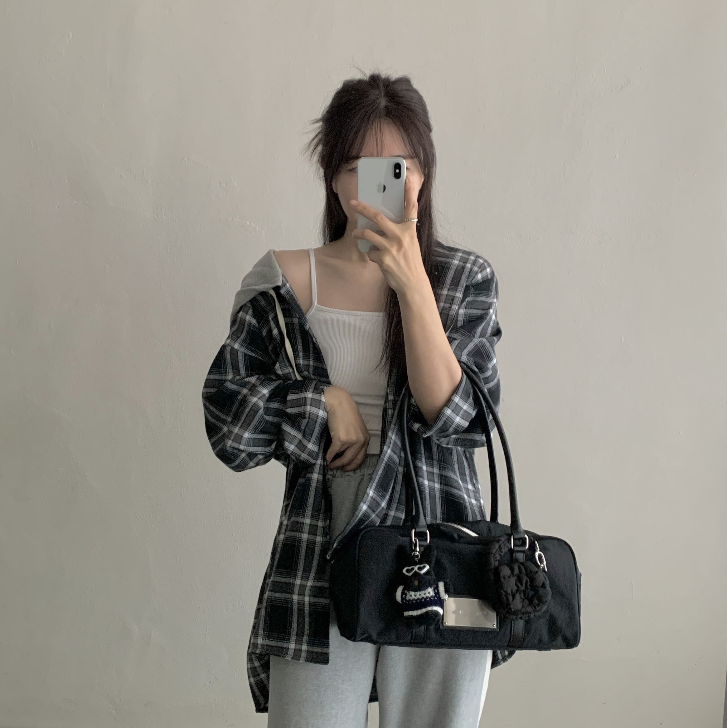 Asics Gel-1090 Piedmont Grey, Matin Kim Sporty Tote Bag Black 착용 스타일 - 2