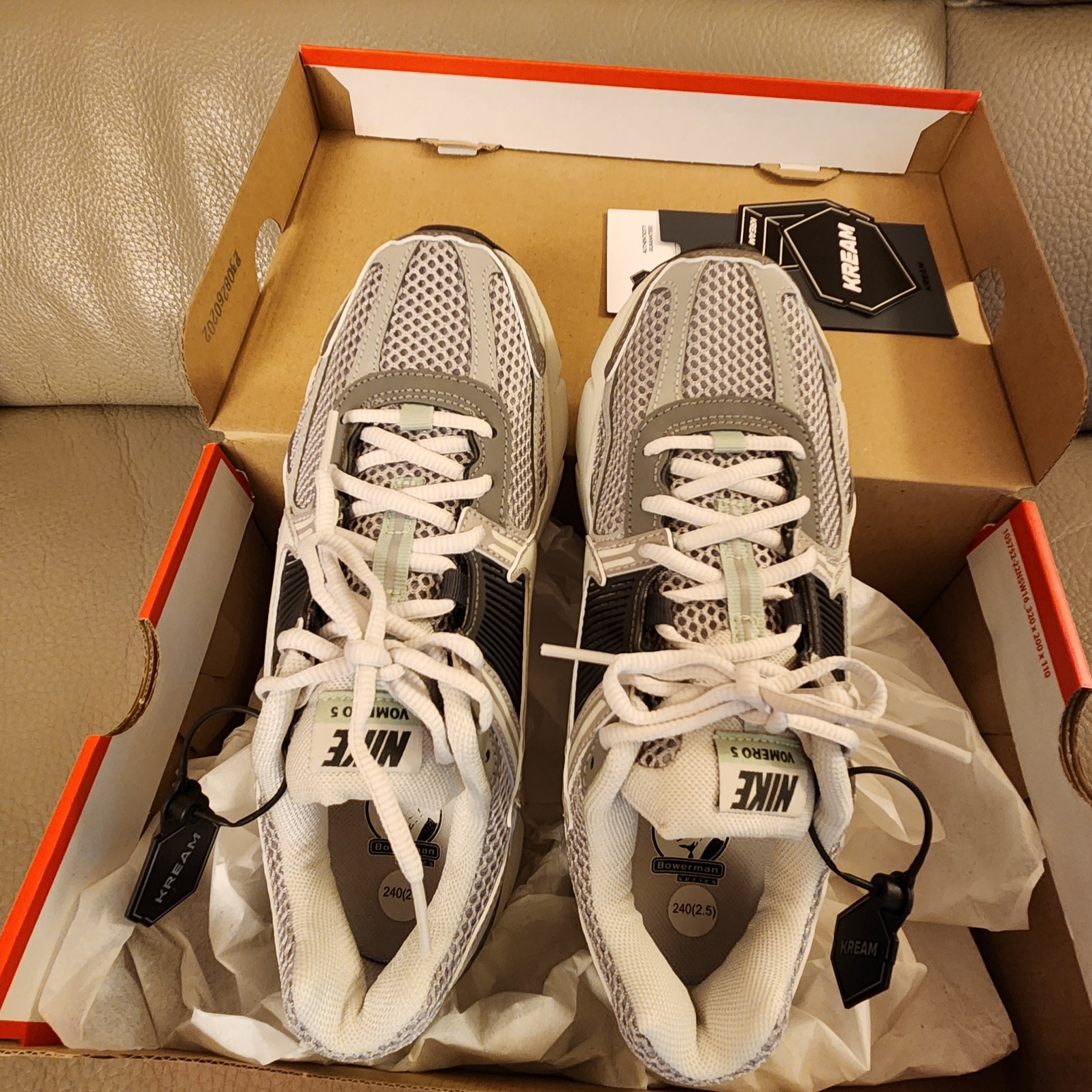 (W) Nike Zoom Vomero 5 Cobblestone and Flat Pewter 착용 스타일 - 1