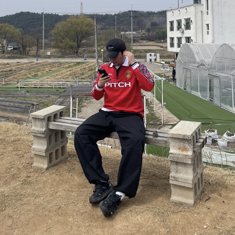 Over The Pitch x Umbro 100th Anniversary Homage Football Jersey, Hoka Hopara Black 착용 스타일 - 2