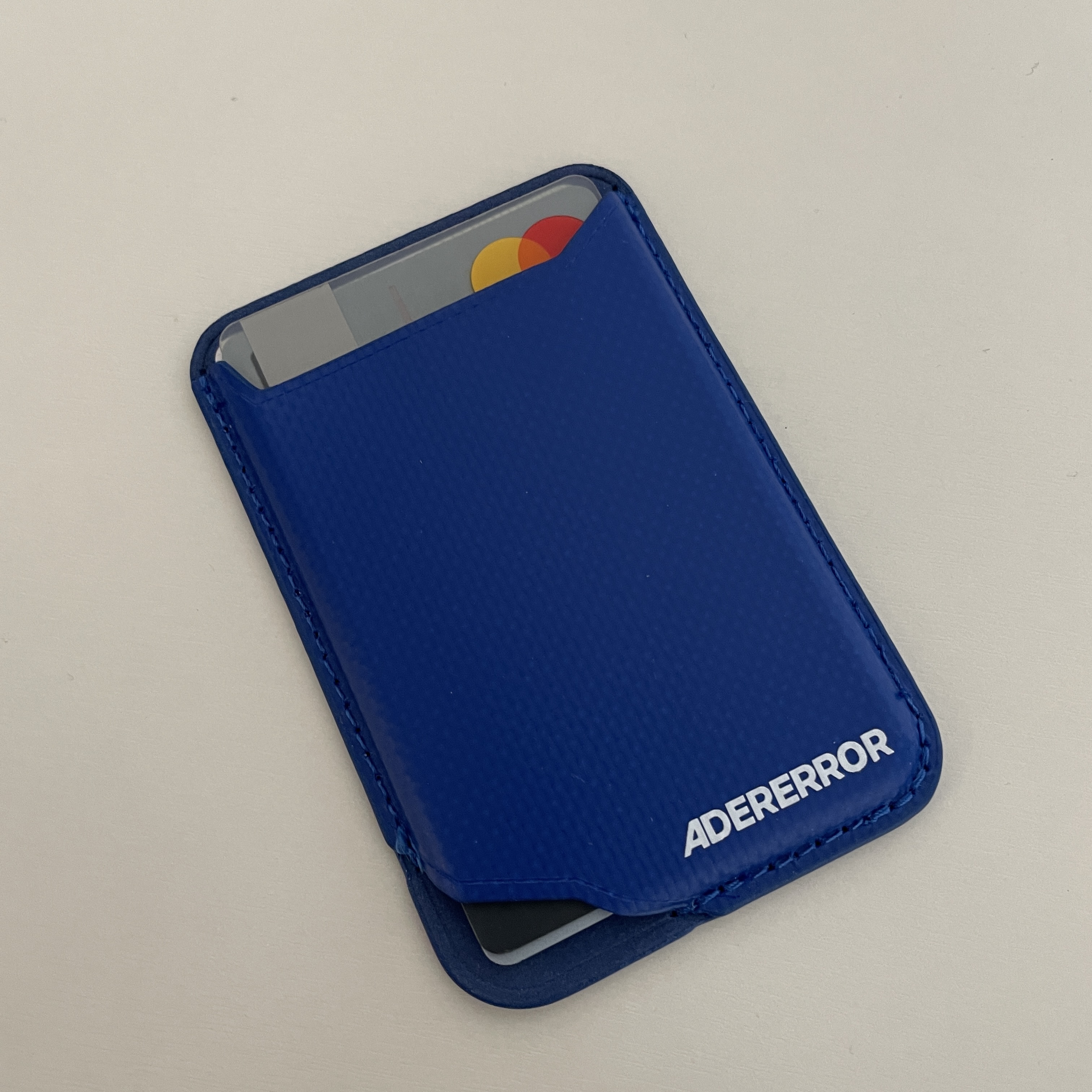 Ader Error Small Standic Magsafe Wallet Z-Blue 착용 스타일
