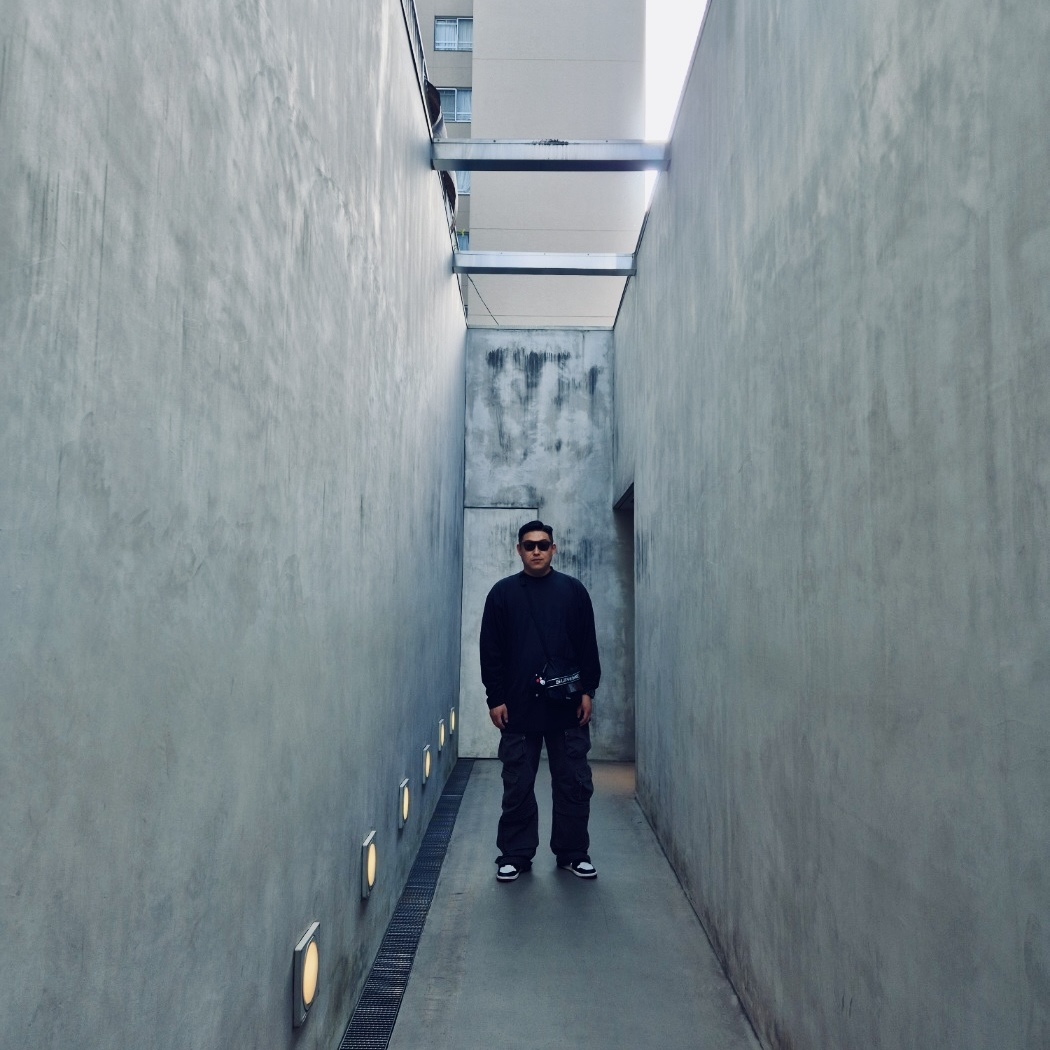Yeezy Gap Engineered By Balenciaga Dove Long Sleeve T-Shirt Black 착용 스타일 - 1