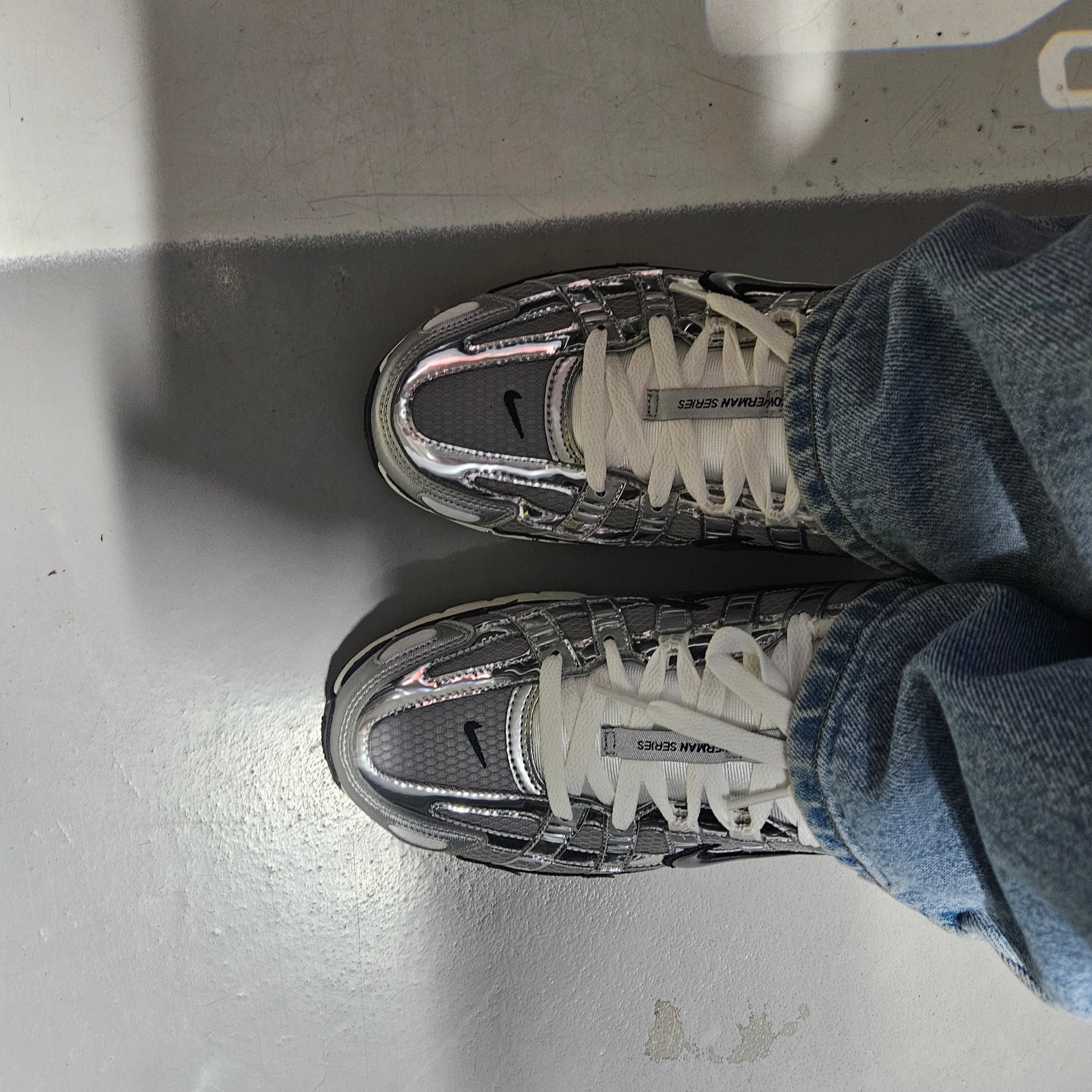 Nike P-6000 Metallic Silver 착용 스타일 - 1