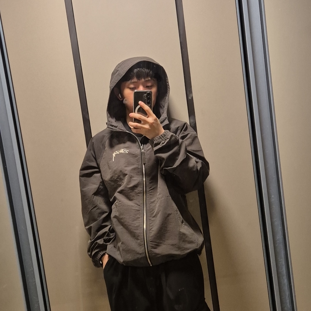 Stussy Wave Dye Beach Shell Jacket Black 착용 스타일