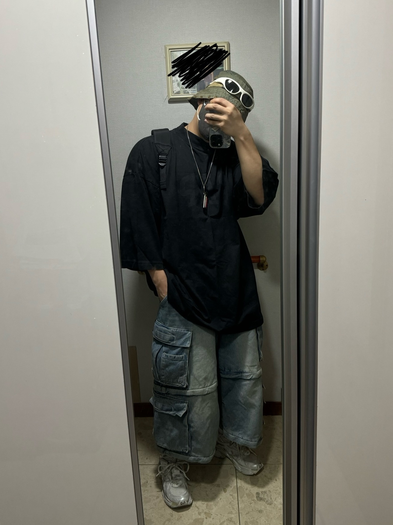 Project G/R Oversized Convertible Cargo Pants Blue, Yeezy Gap Engineered By Balenciaga Dove 3/4 Sleeve T-Shirt Black 착용 스타일