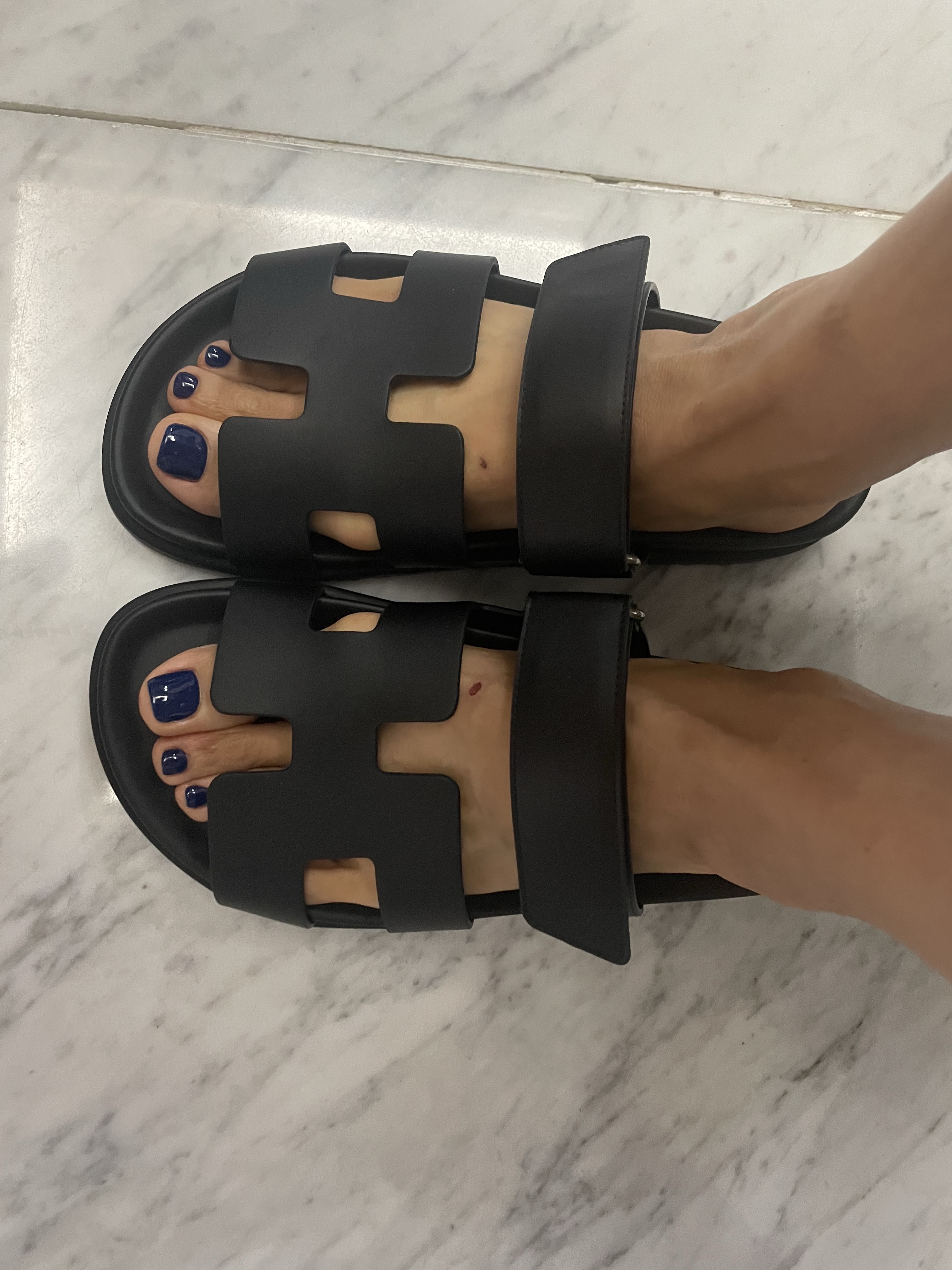 (W) Hermes Chypre Sandal Calfskin & Noir 착용 스타일 - 2