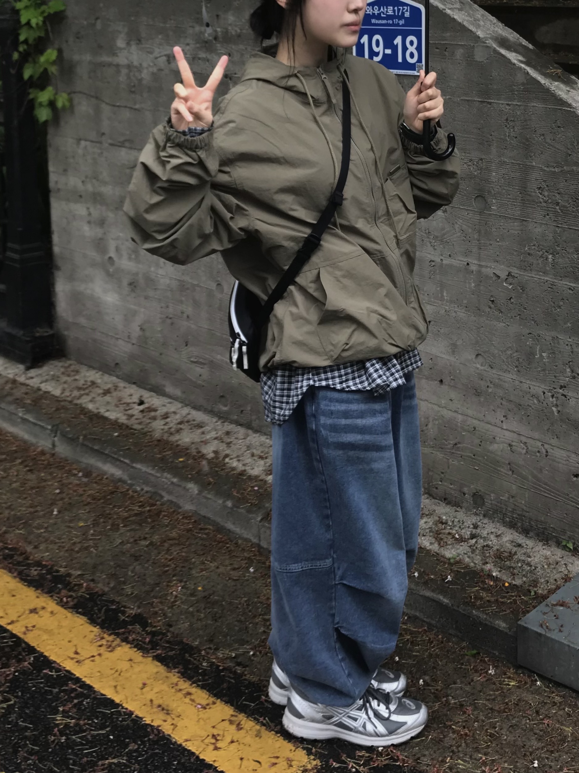 Arc'teryx Mantis 2 Waistpack Orca, Asics Jog 100 S SMU Sheet Rock Pure Silver - 2E Wide 착용 스타일 - 8