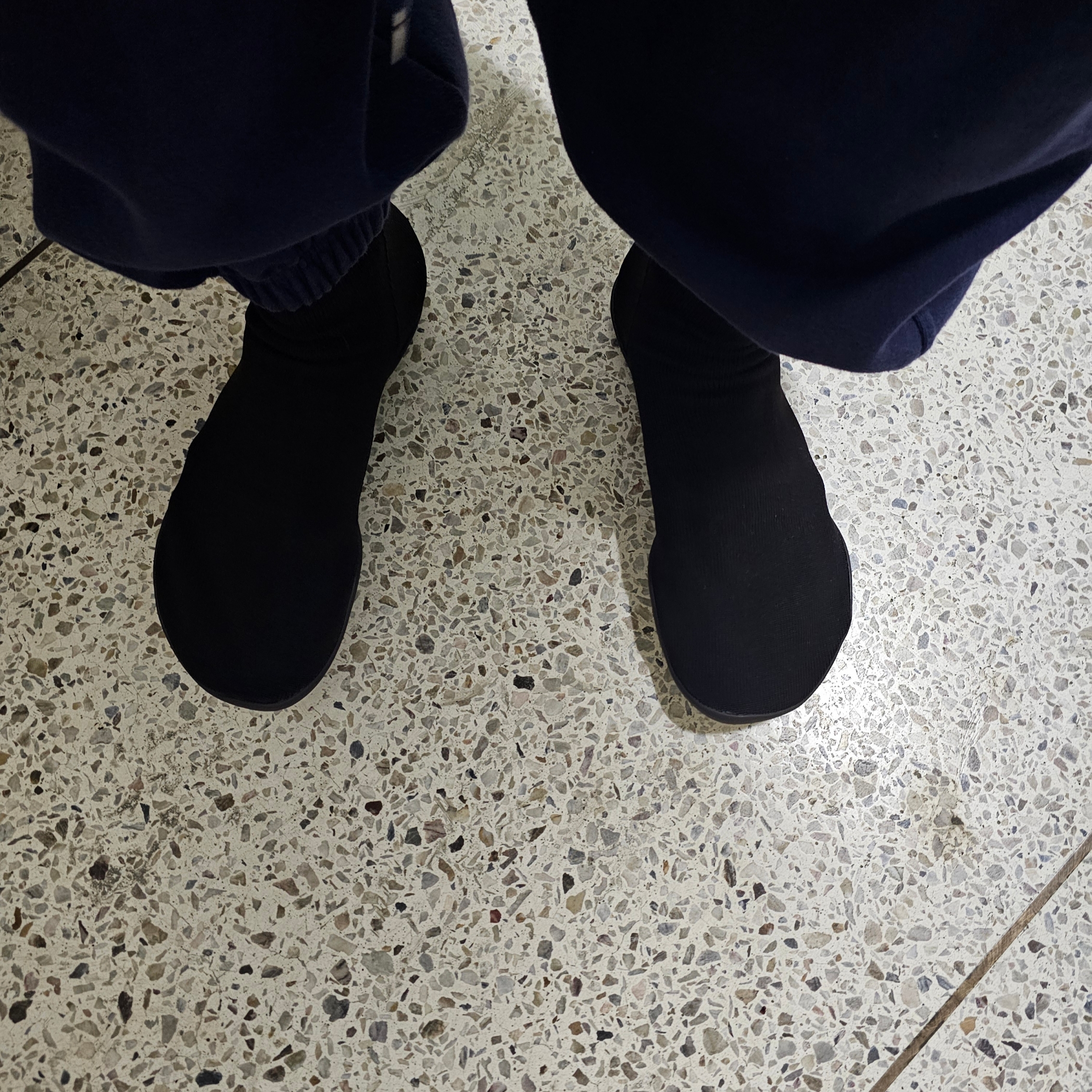 Yeezy YZY Pods Black 착용 스타일