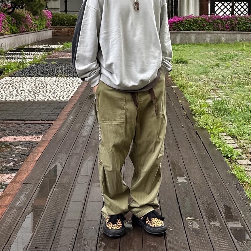 Kapital Sulfurized Herringbone Easy Baker Pants Studs Remake Khaki, Kapital 5G Cotton Knit Bone Crewneck Sweater Black 착용 스타일 - 3