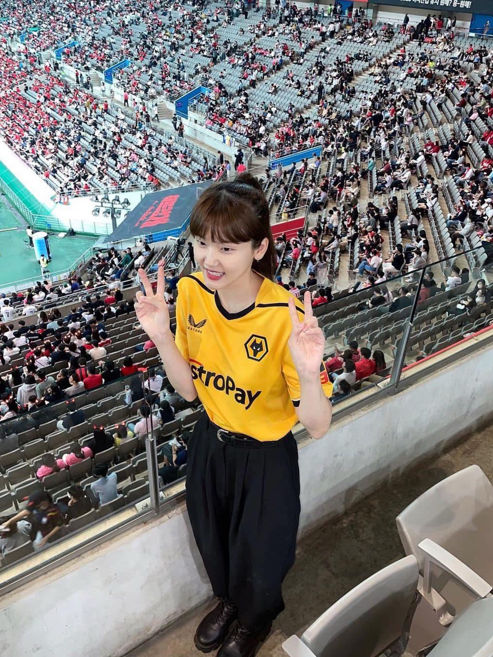 Adidas Manchester United 2023/24 Away Jersey Green Night Core White - KR Sizing (Non Marking Ver.), Adidas Manchester United 2022/23 Home Jersey Real Red - US Sizing (Non Marking Ver.) 착용 스타일 - 4