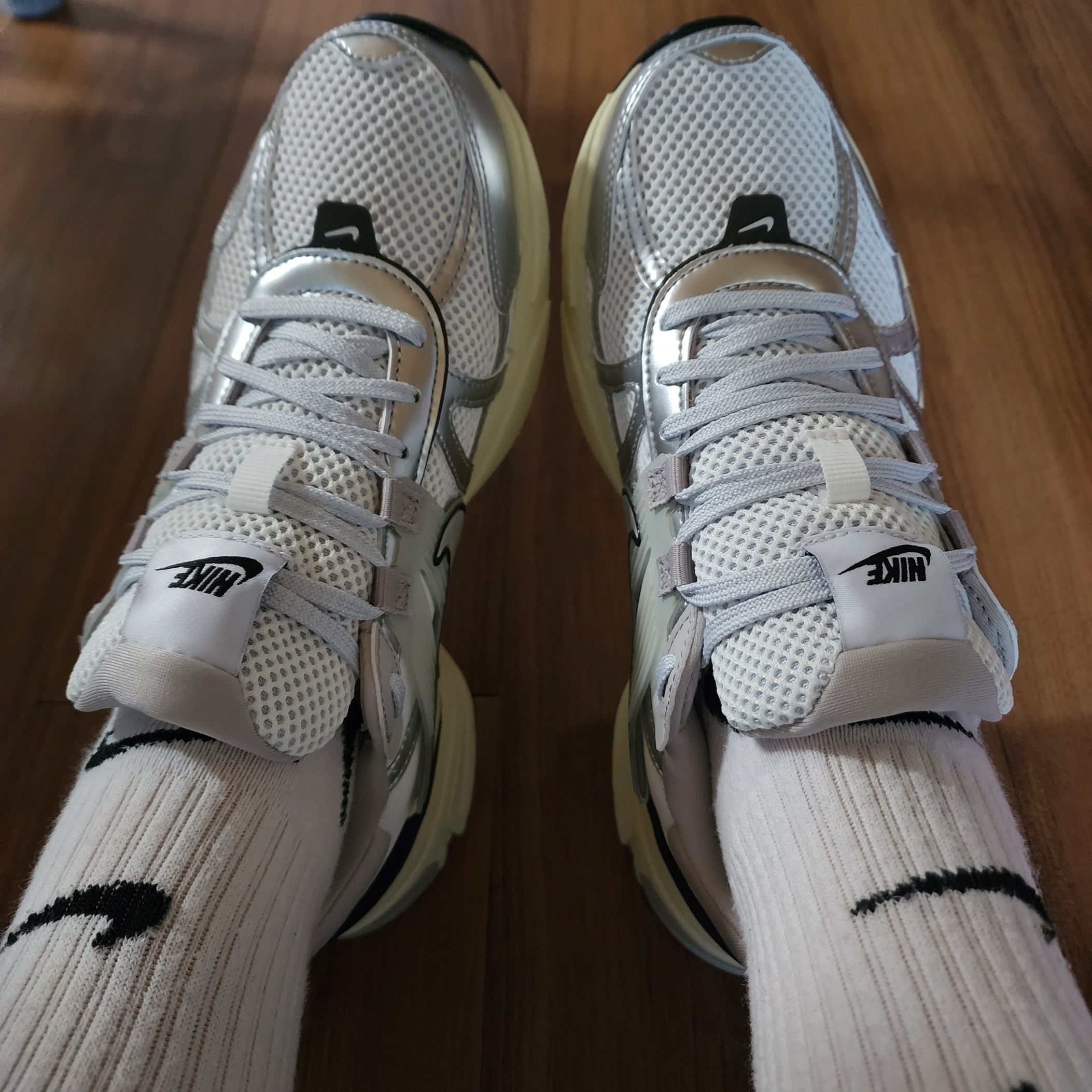 Nike V2K Run Summit White Metallic Silver 착용 스타일