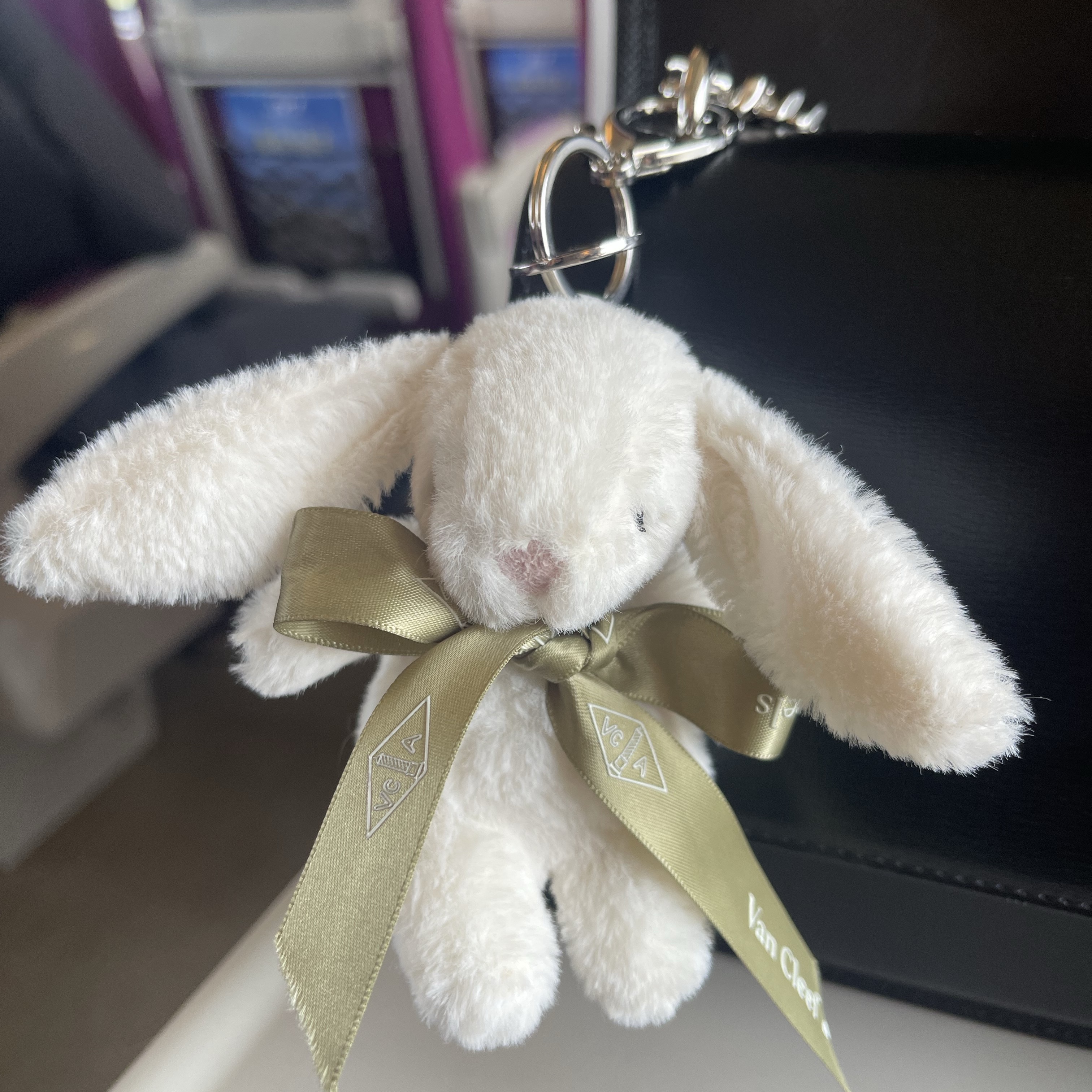 Jellycat Bashful Bunny Bag Charm Cream 착용 스타일