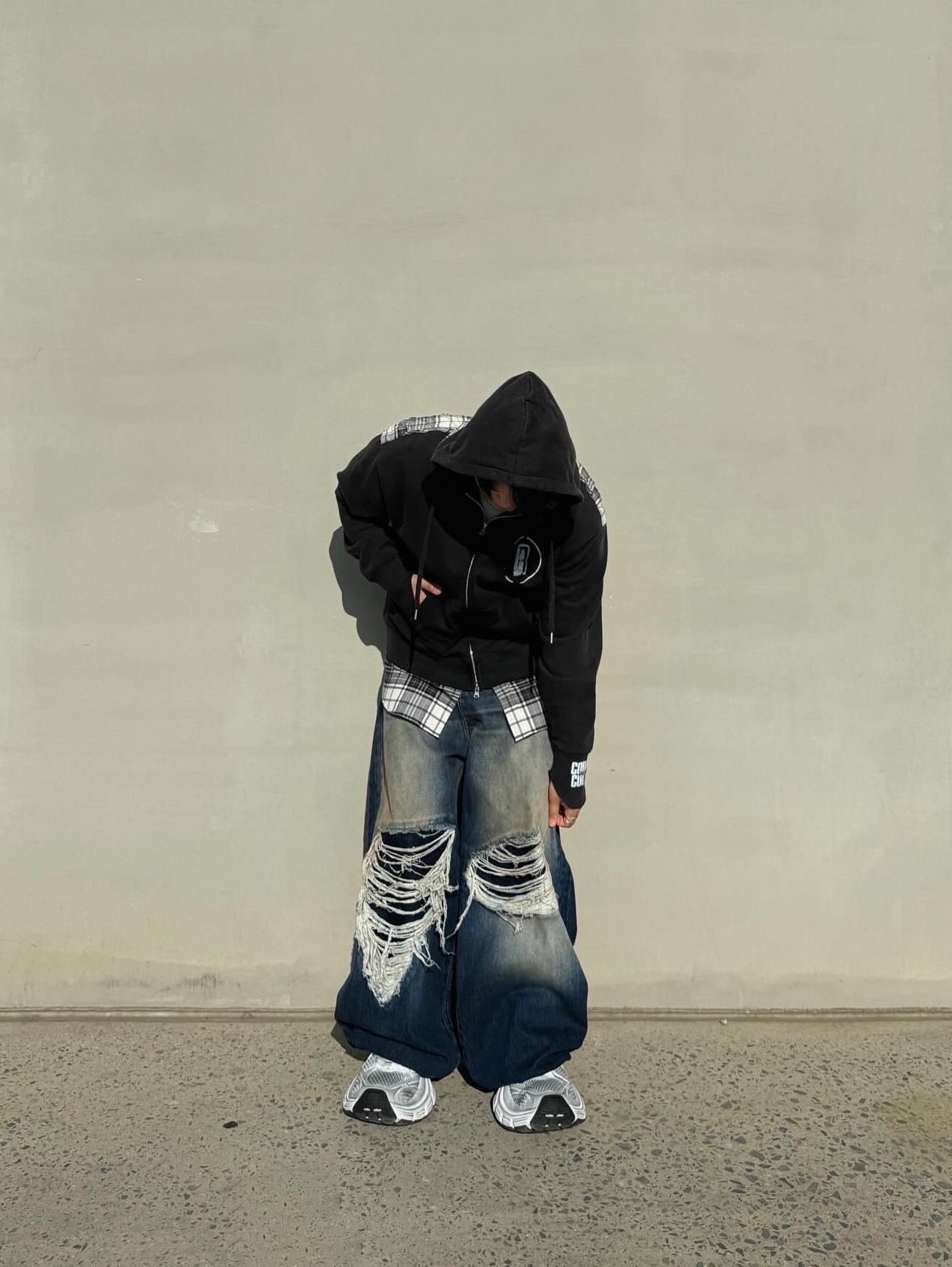 Balenciaga 10XL Sneakers White Grey Silver Black 착용 스타일 - 1