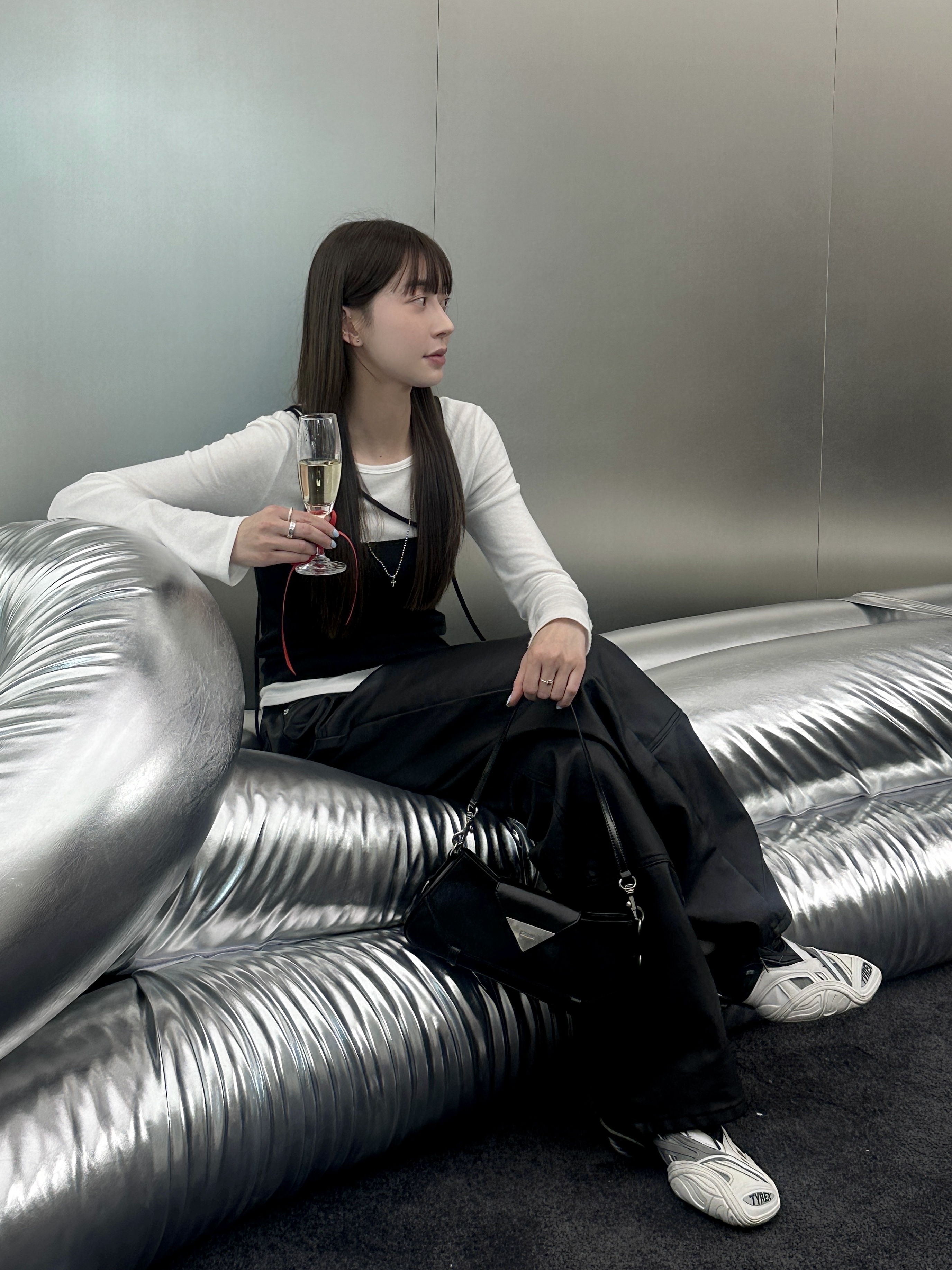 Fennec Ready Duffle Bag Silver, Fennec Lacquer Triangle Wallet Matt Silver 착용 스타일 - 2