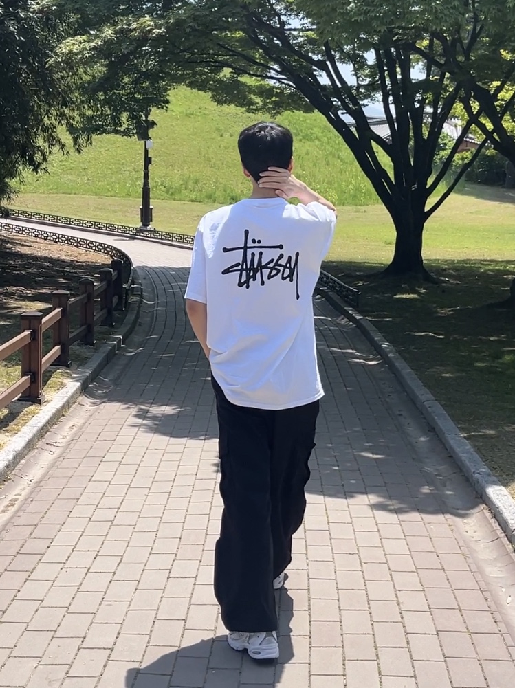 Stussy Basic Stussy T-Shirt White 2023, New Balance 530 White 착용 스타일 - 2