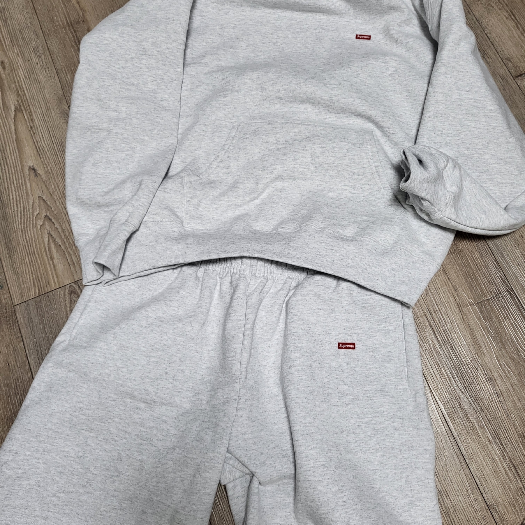 Supreme Small Box Sweatshorts Ash Grey 착용 스타일