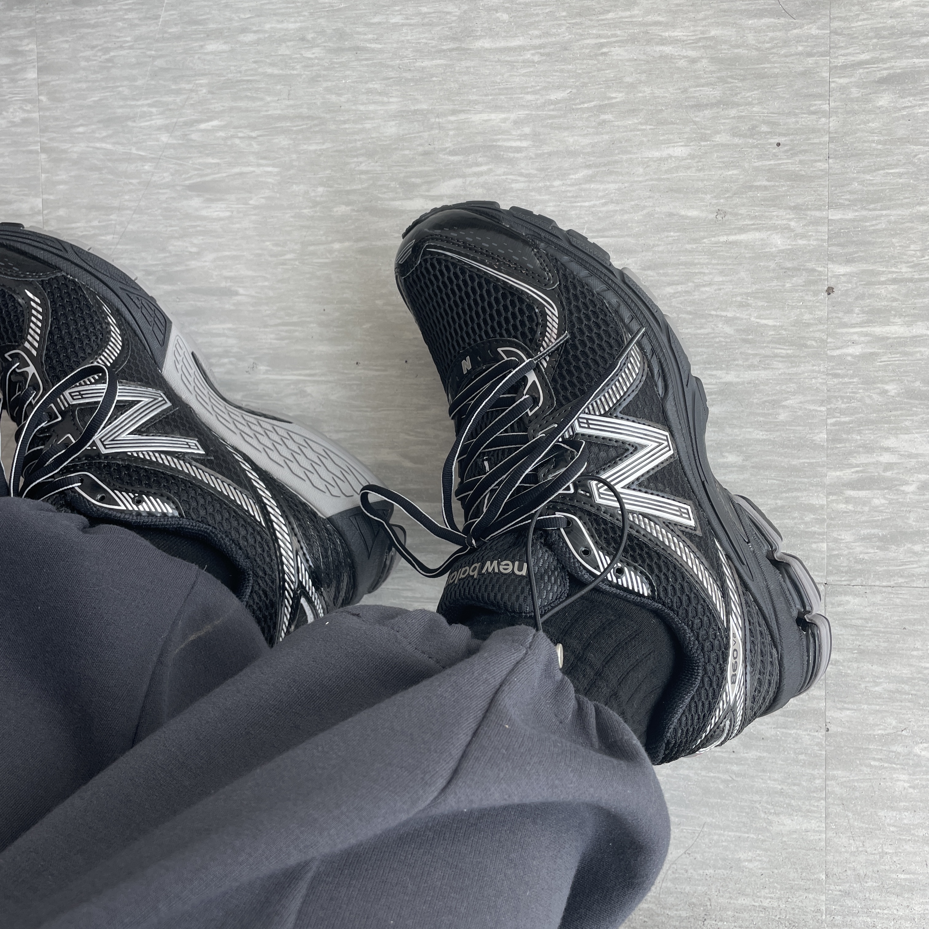 New Balance 860v2 Black Grey 착용 스타일