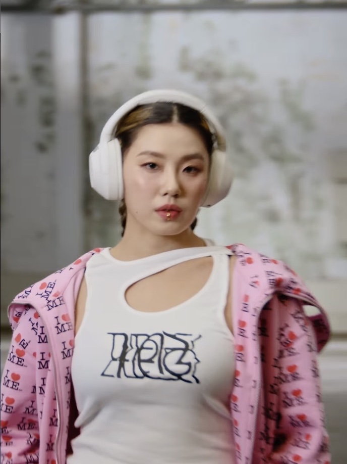 Ottolinger Women Rib Tank Top White, Ottolinger Women Deconstructed Rib T-Shirt White 착용 스타일 - 2