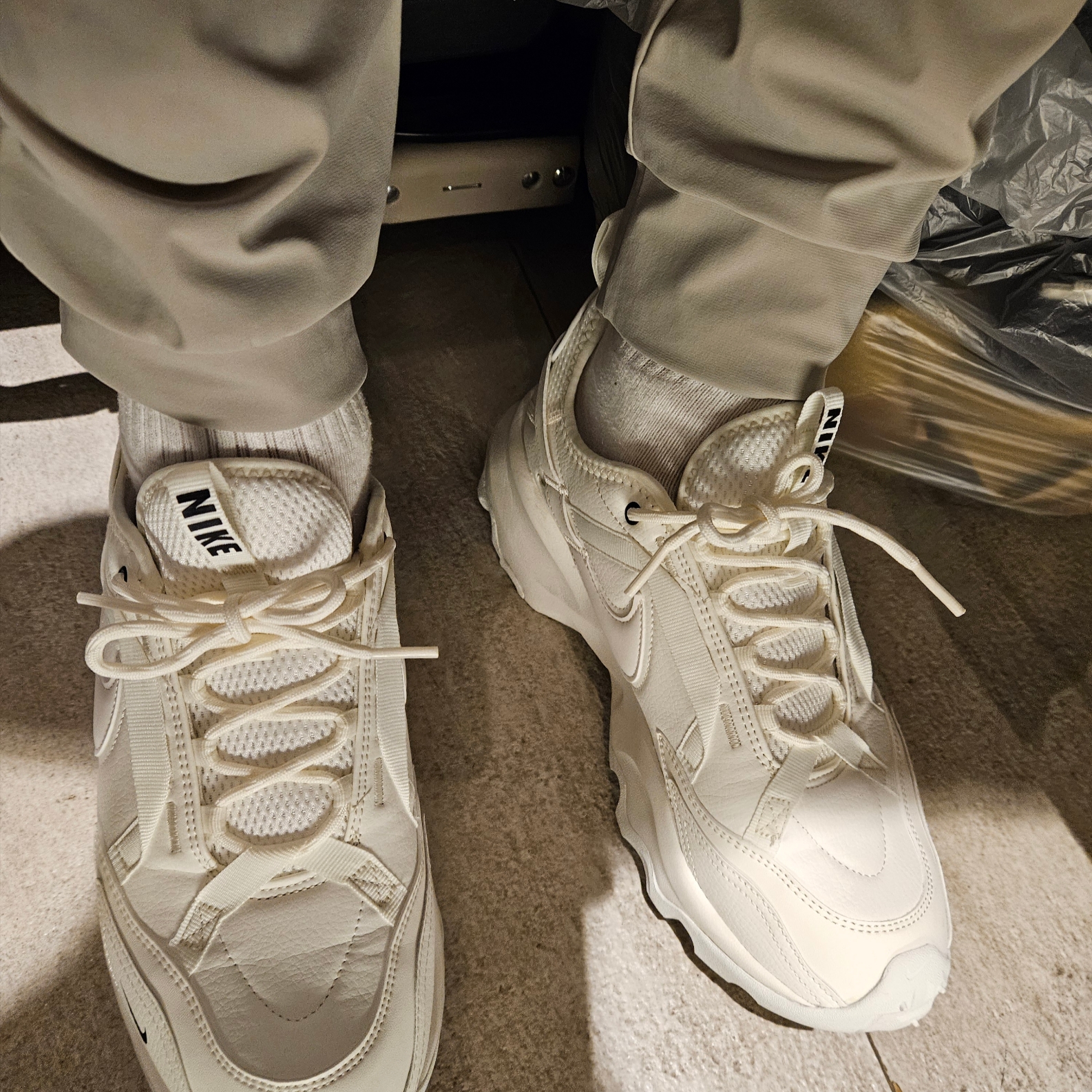 (W) Nike TC 7900 Summit White 착용 스타일 - 1