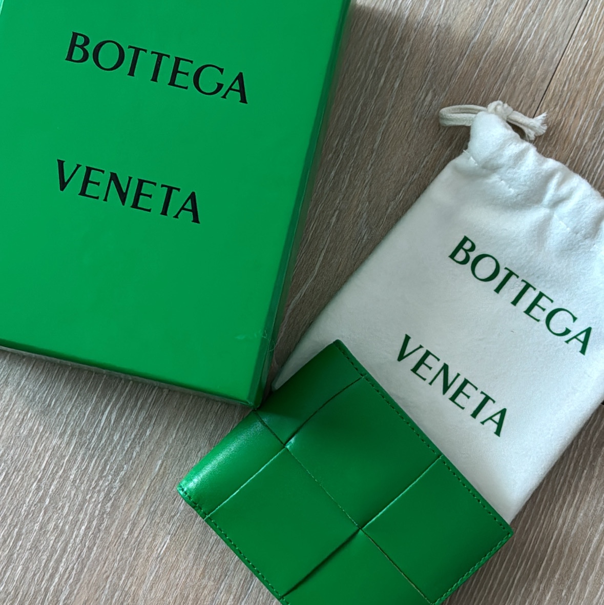 Bottega Veneta Bi-Fold Wallet Parakeet 착용 스타일